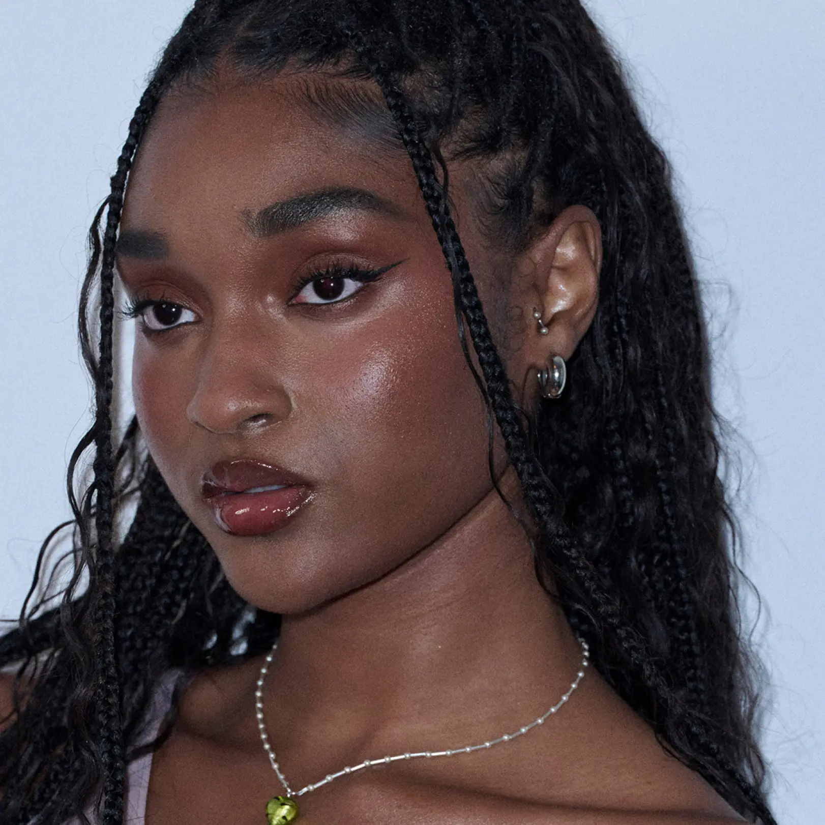 Glossy Nude Lips: Nude elegante que brilha (sem colar)