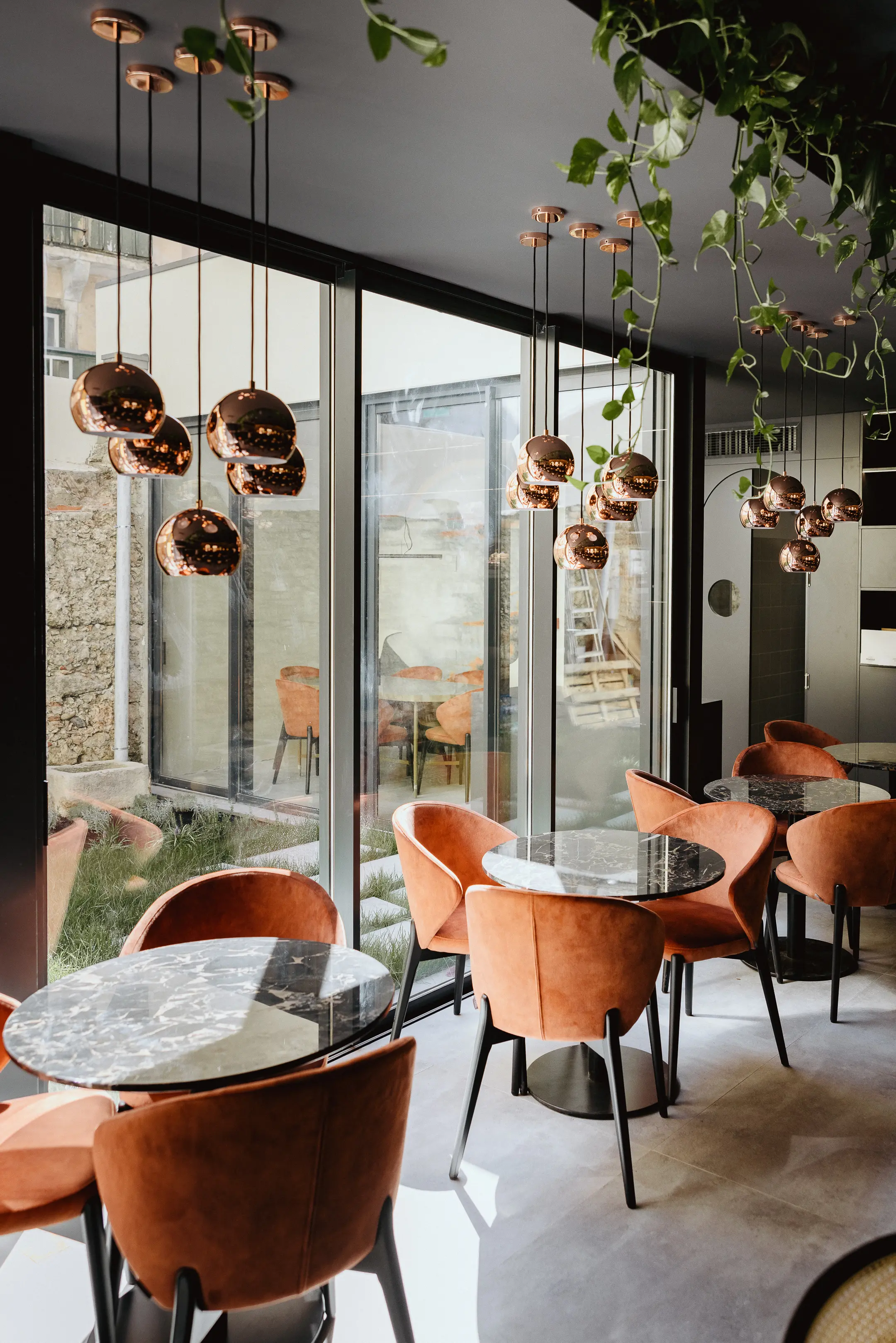 Interior sofisticado e acolhedor do spot vegan 26 Vegan Project em Lisboa