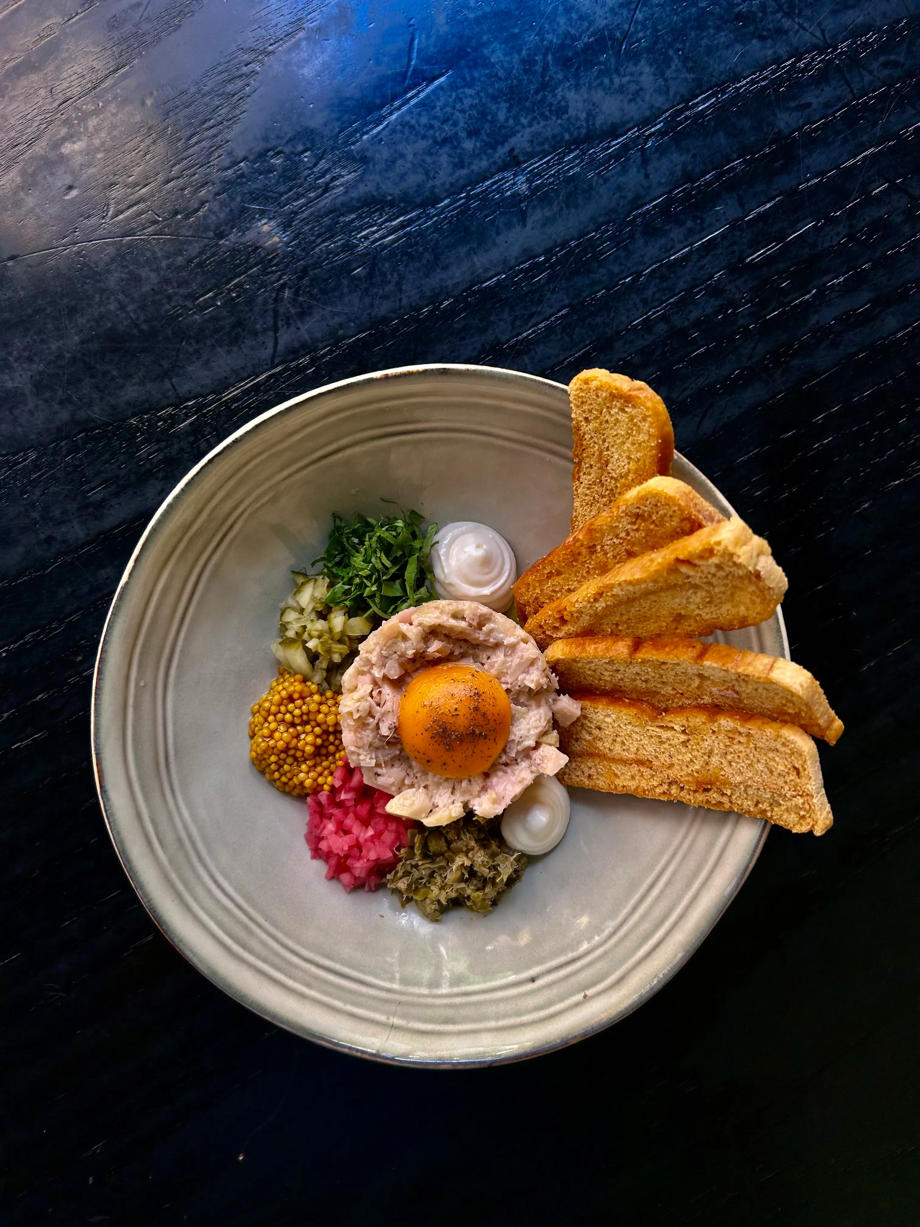 Prato de gastronomia vegetal criativa e colorida no restaurante 26 Vegan Project em Lisboa