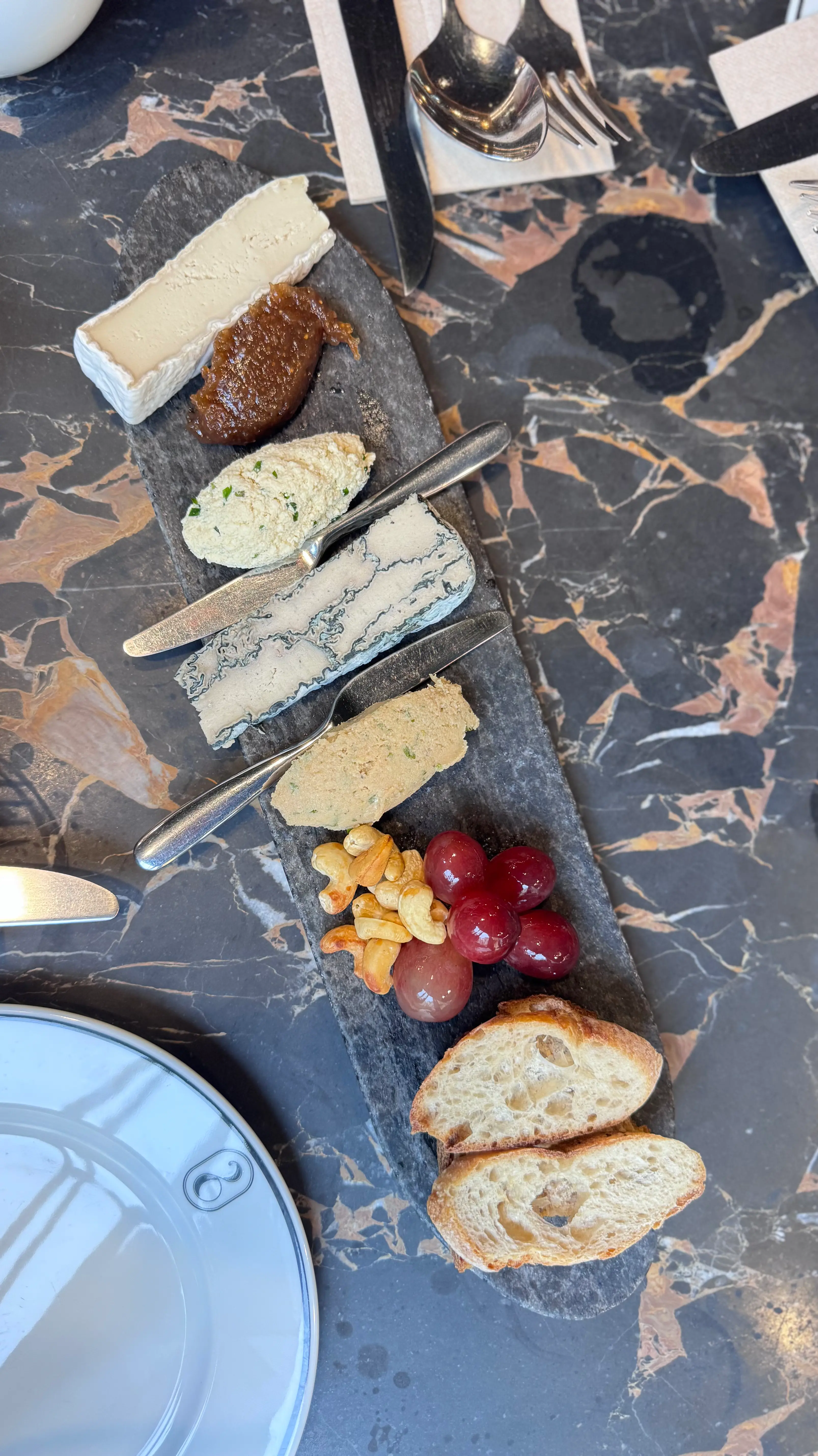 Tábua de queijos vegan artesanais e vinhos naturais no 26 Vegan Project Chiado