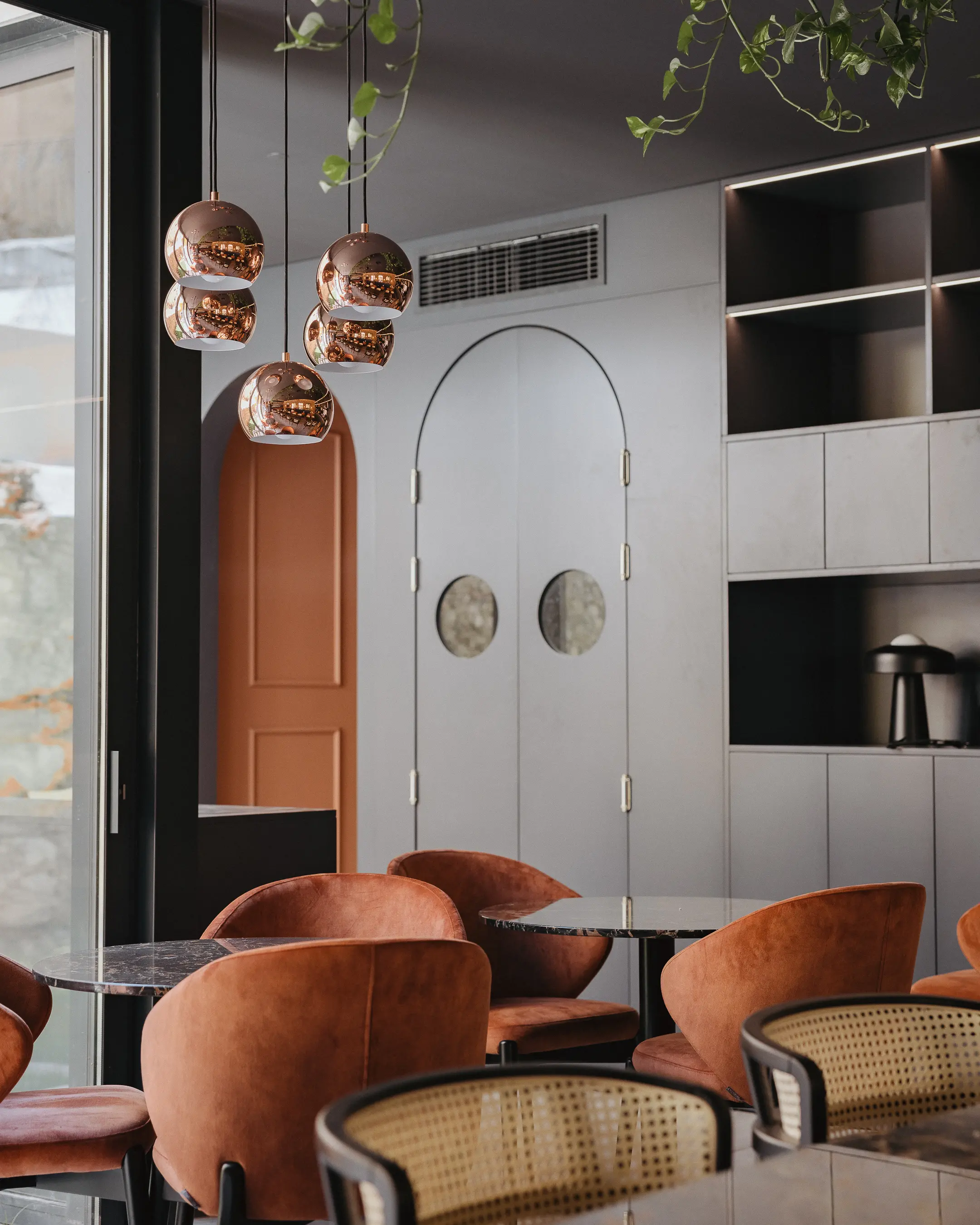 Decoração contemporânea e ambiente tranquilo no melhor restaurante vegan do Chiado