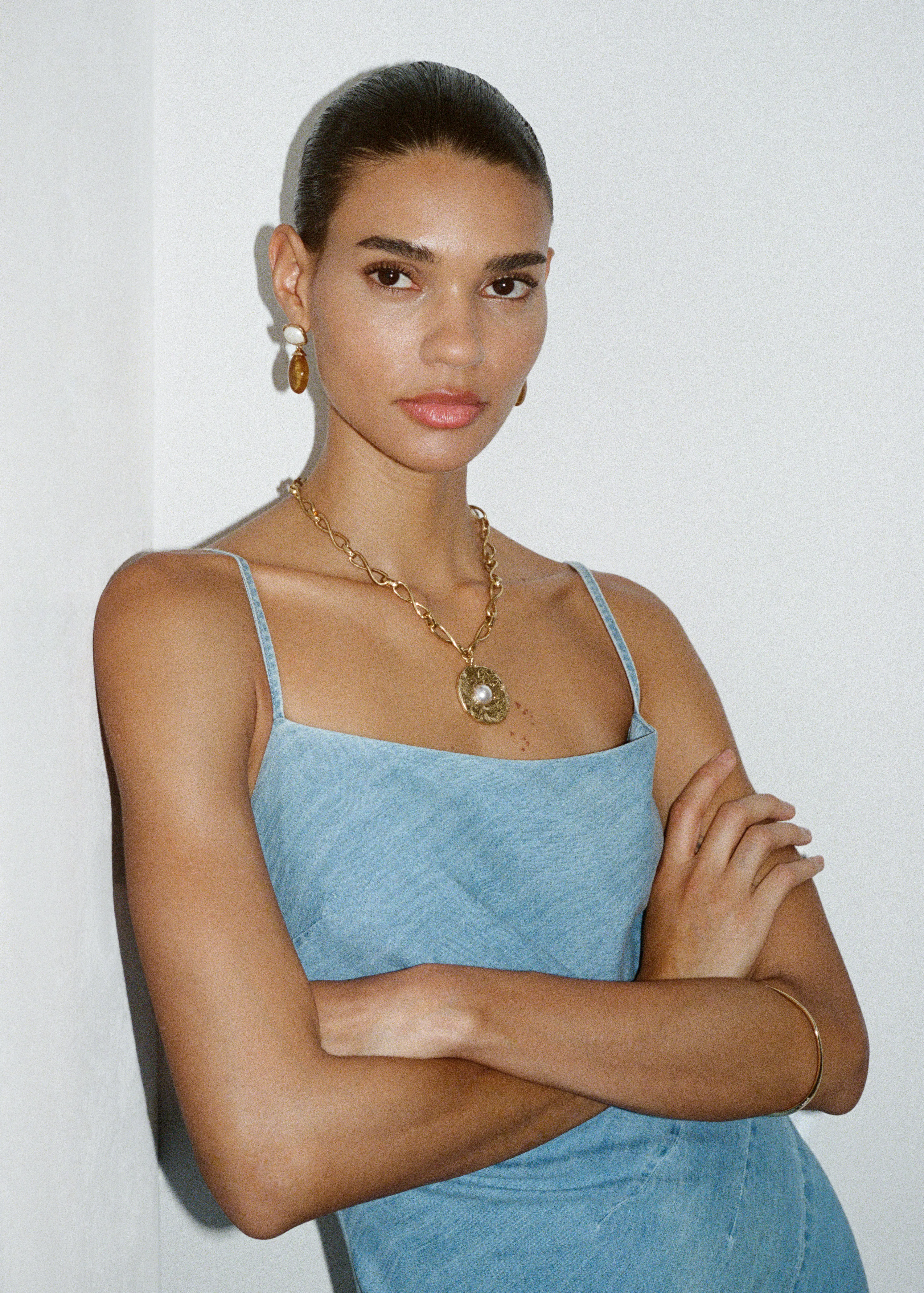 colar e vestido de ganga e brincoas mango