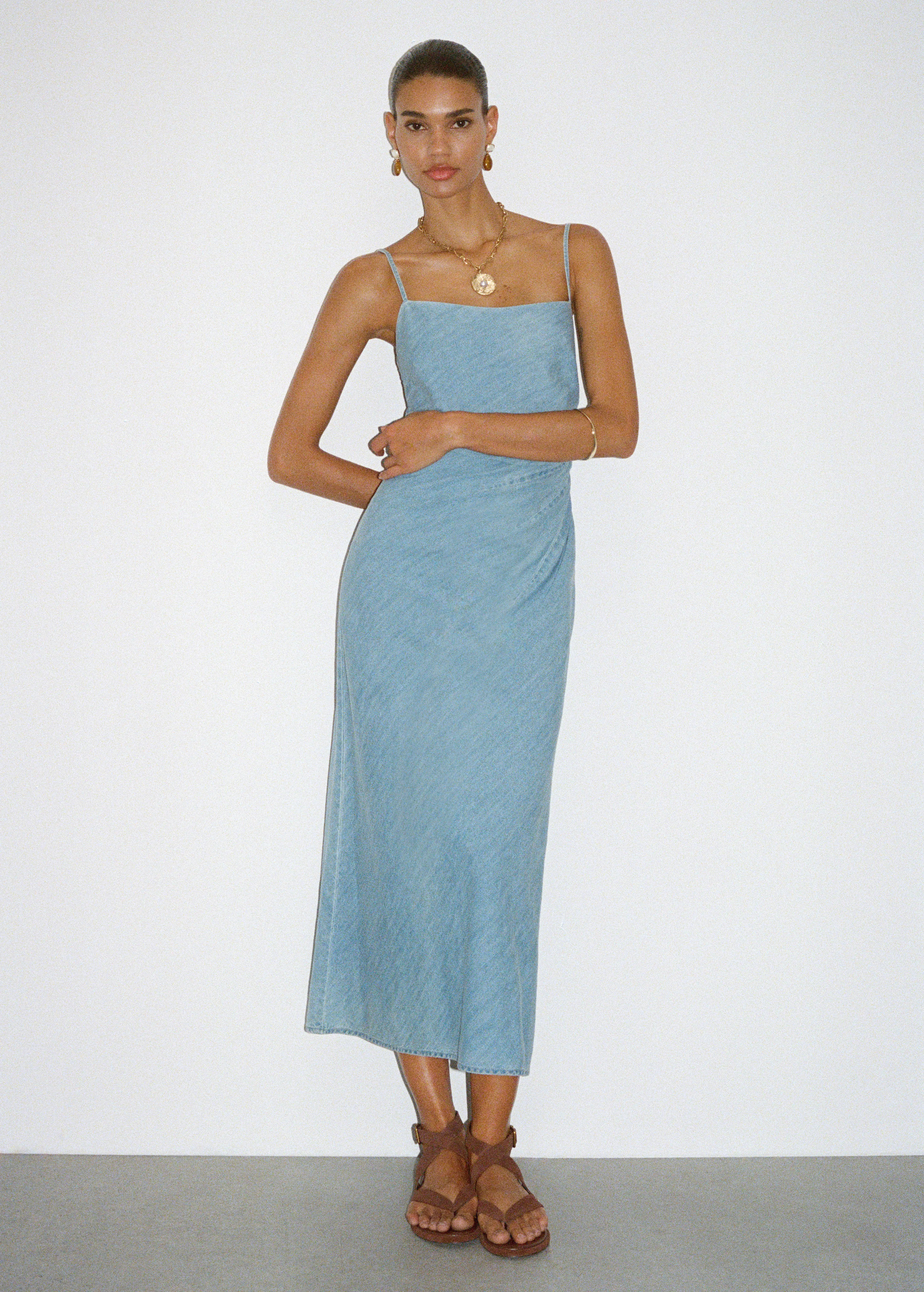 vestido de ganga da mango modelo cabelo apanhado colar e brincos e sandalias