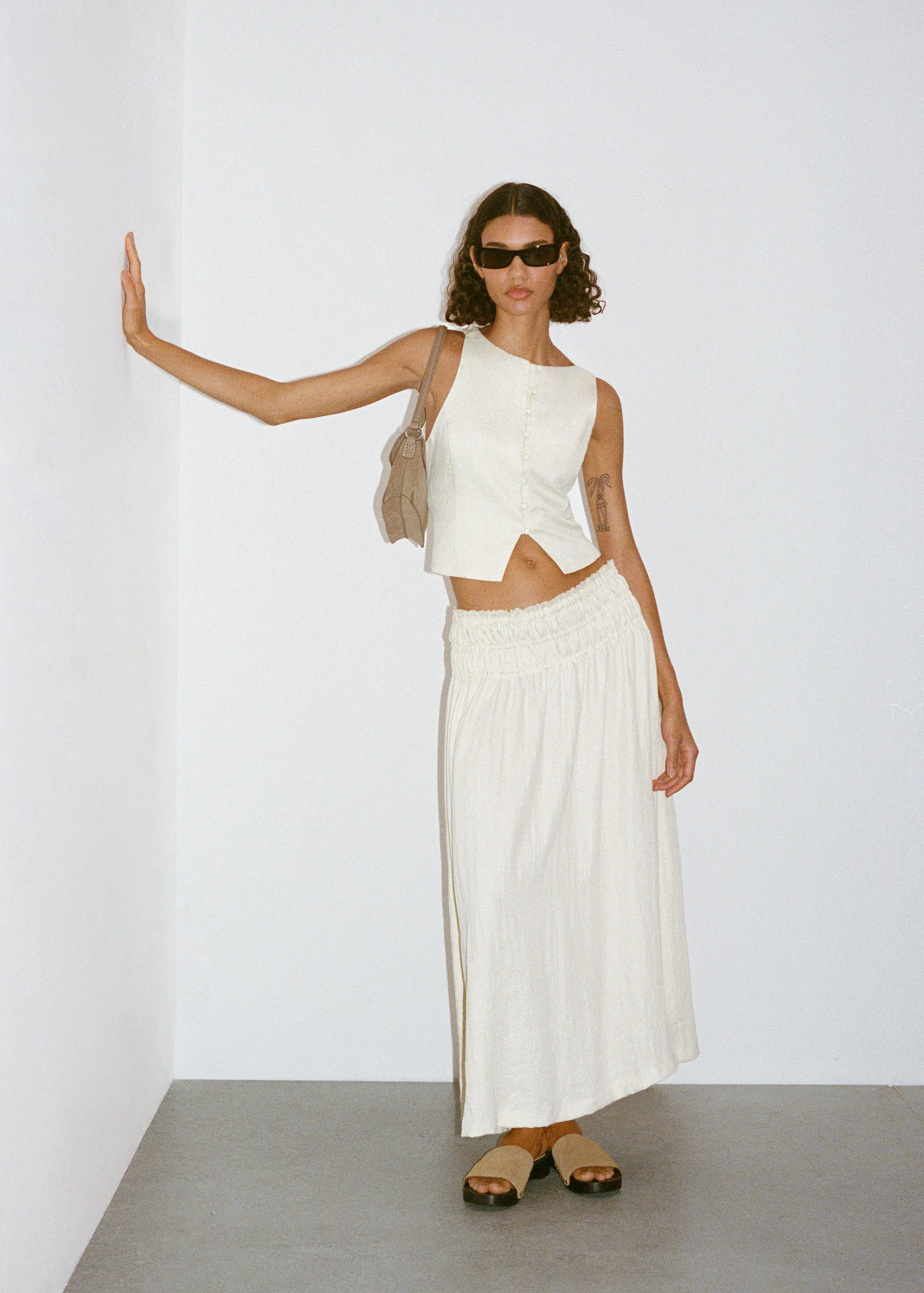 saia e colete com mala mango look com oculos escuros  modelo