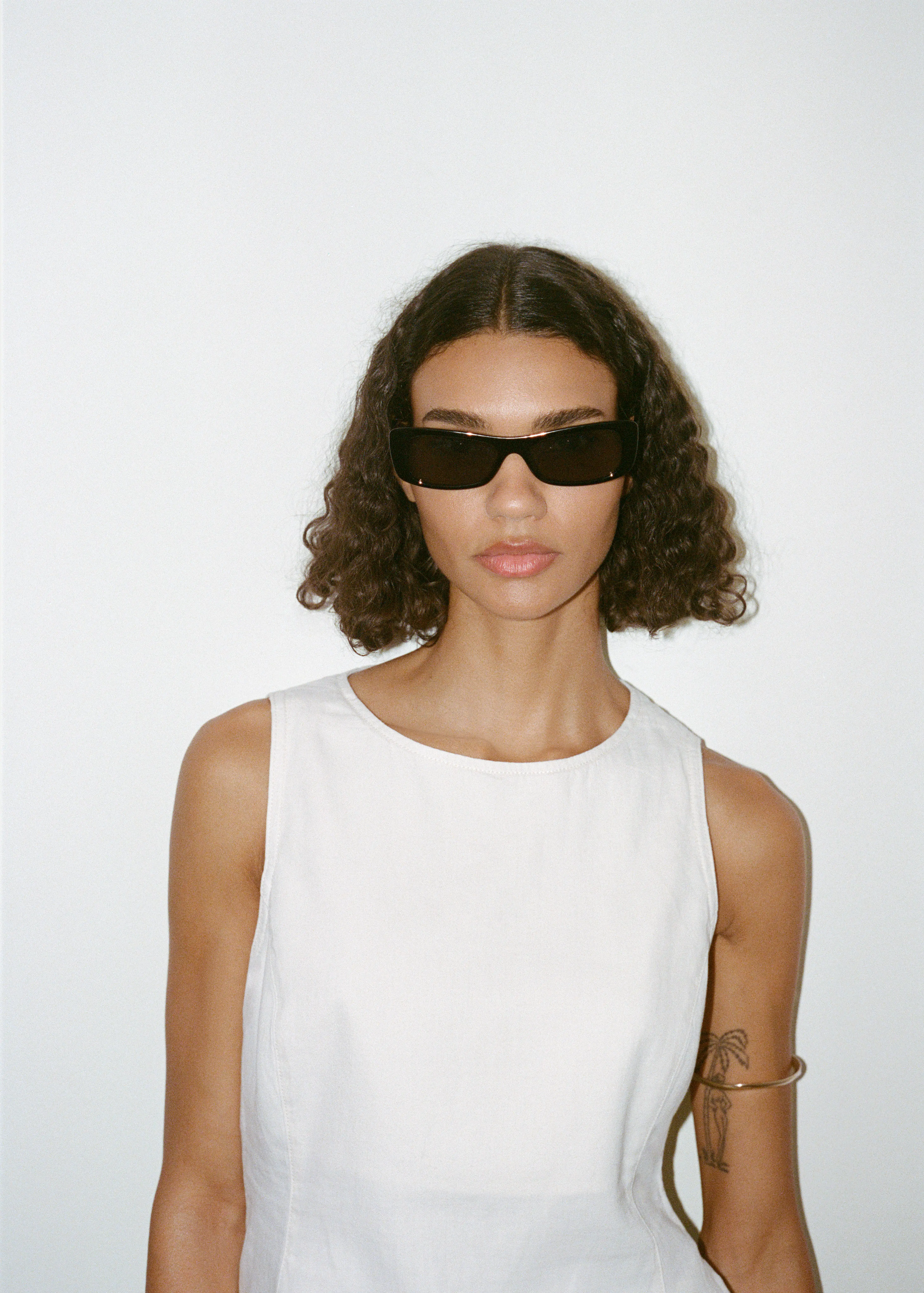 top branco e oculos escuros modelo mango