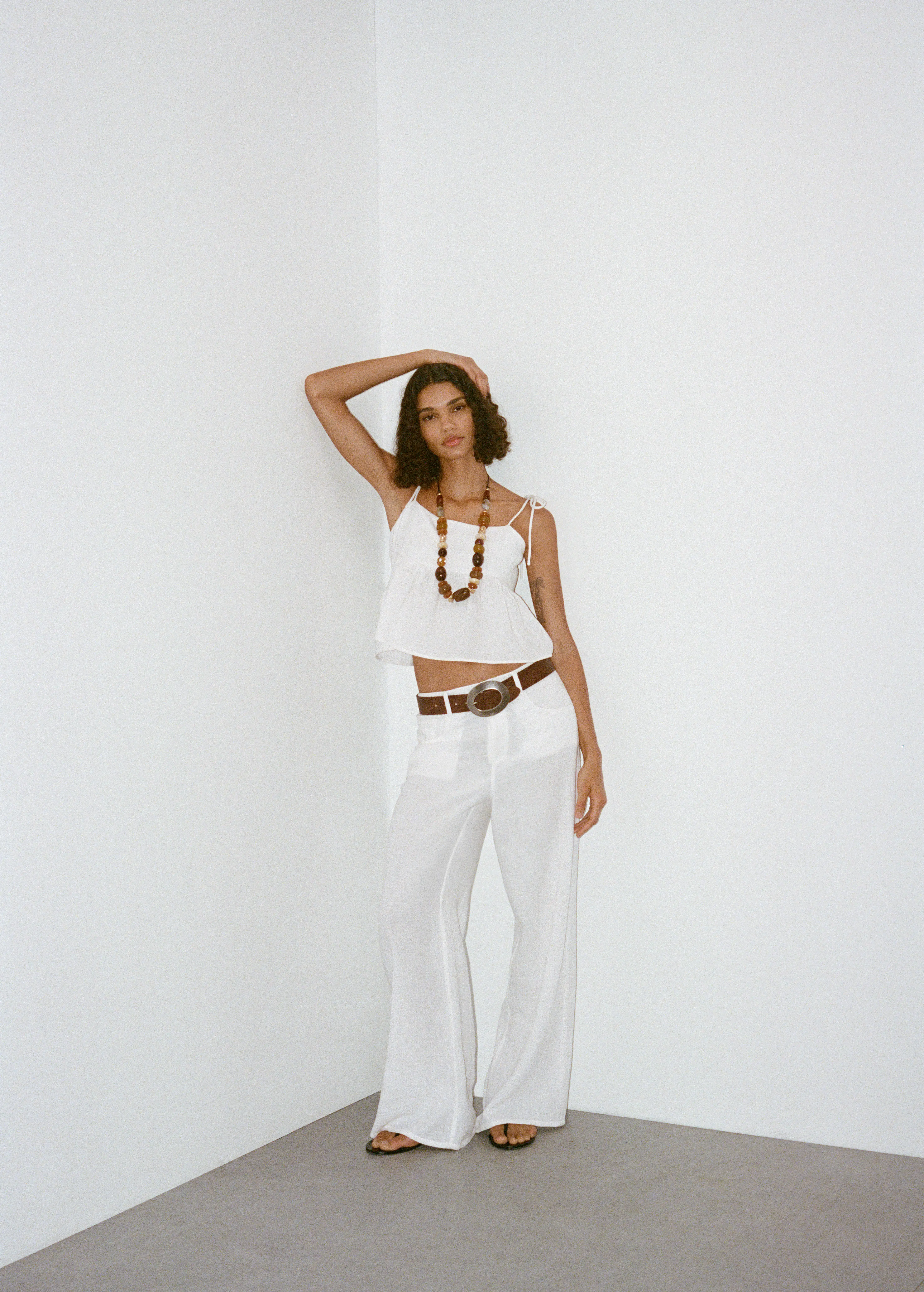 look total branco cinto castanho mango