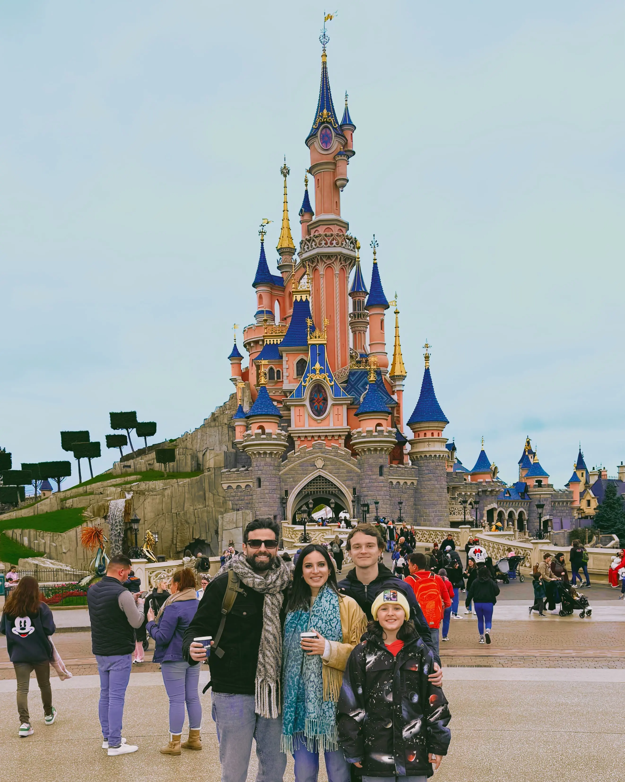 familia feliz na disneyland paris