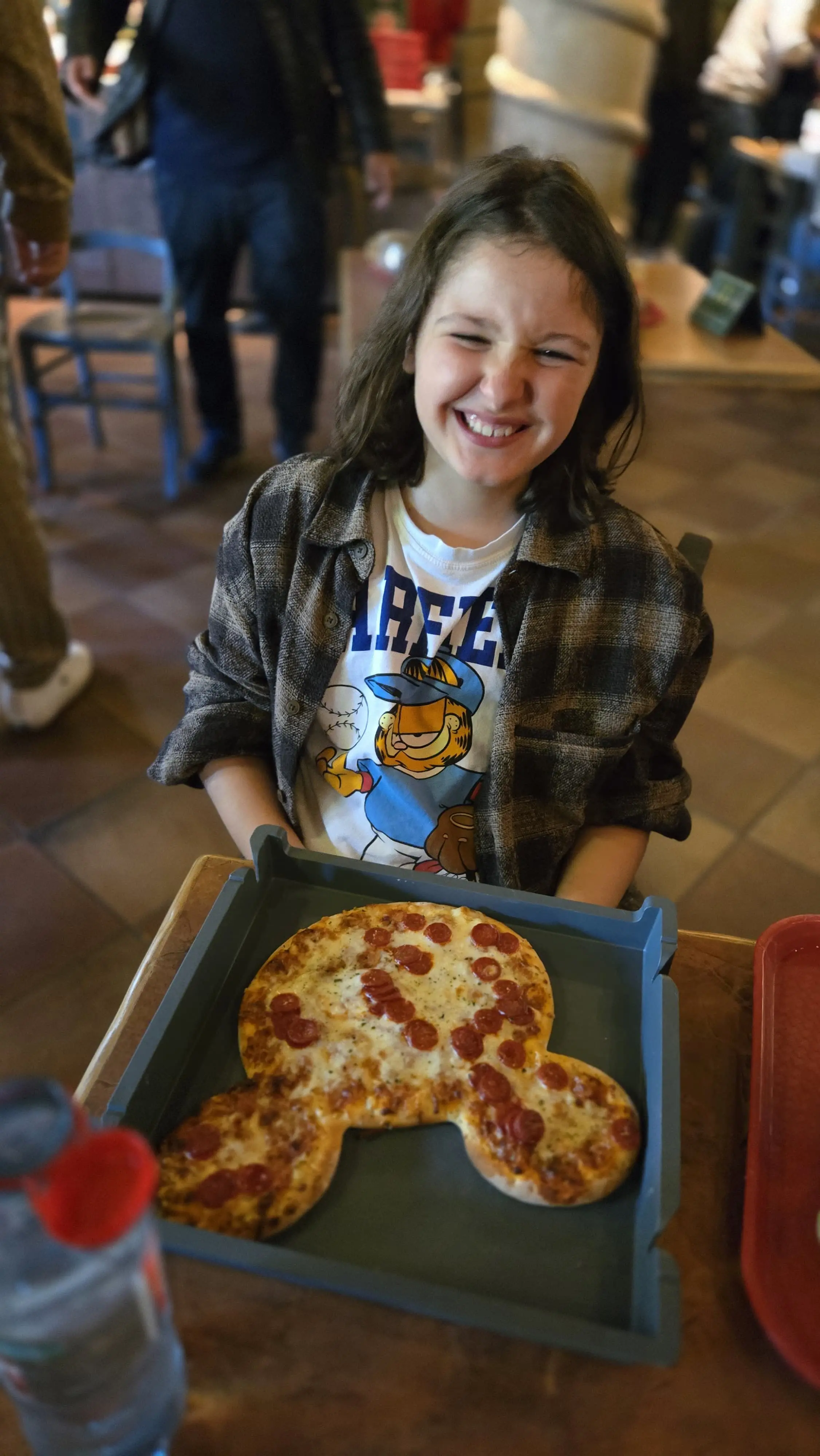 crian&ccedil;a na disney com pizza em forma de rato mickey