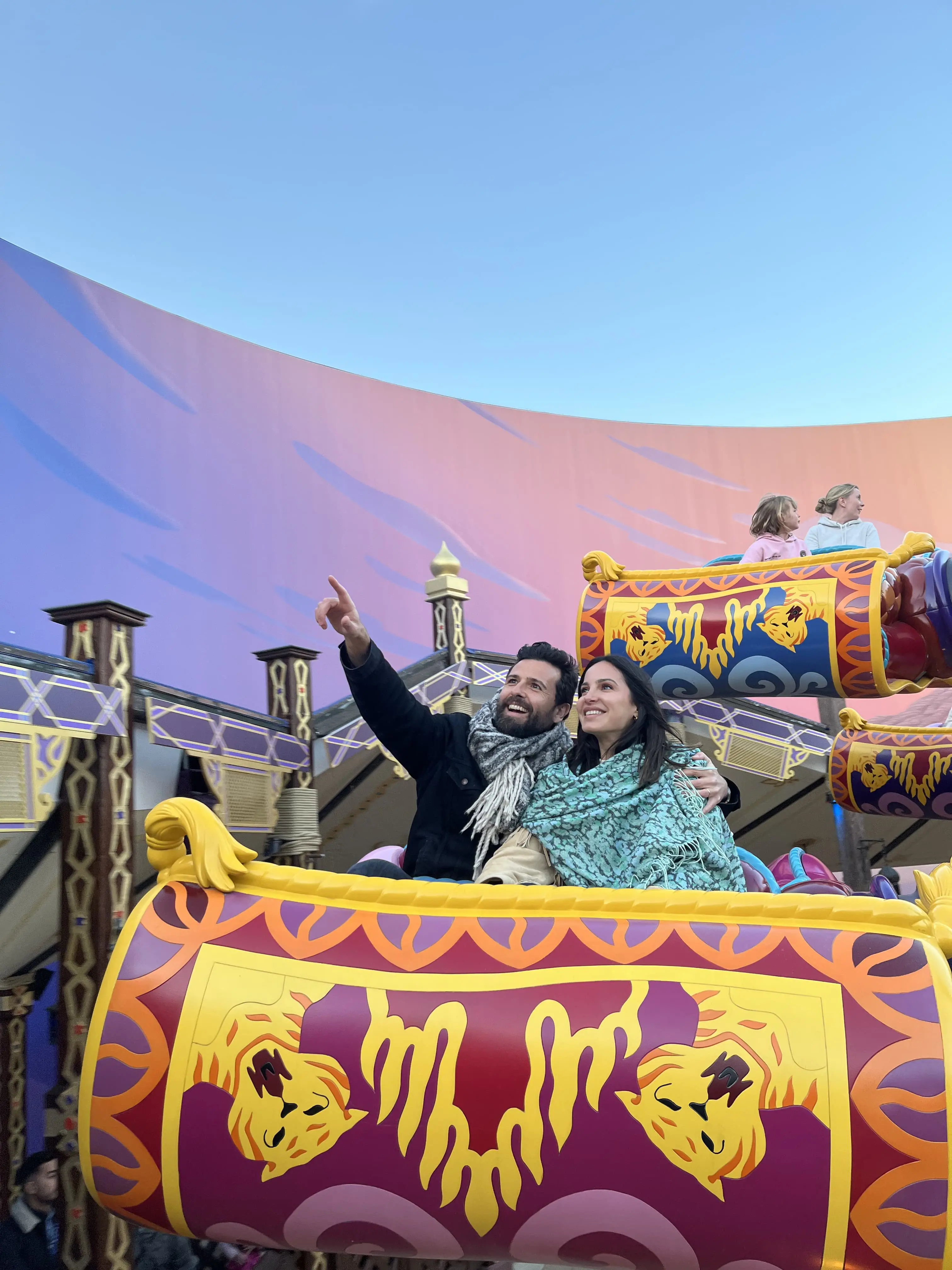 marido e mulher no tapete magico do aladino