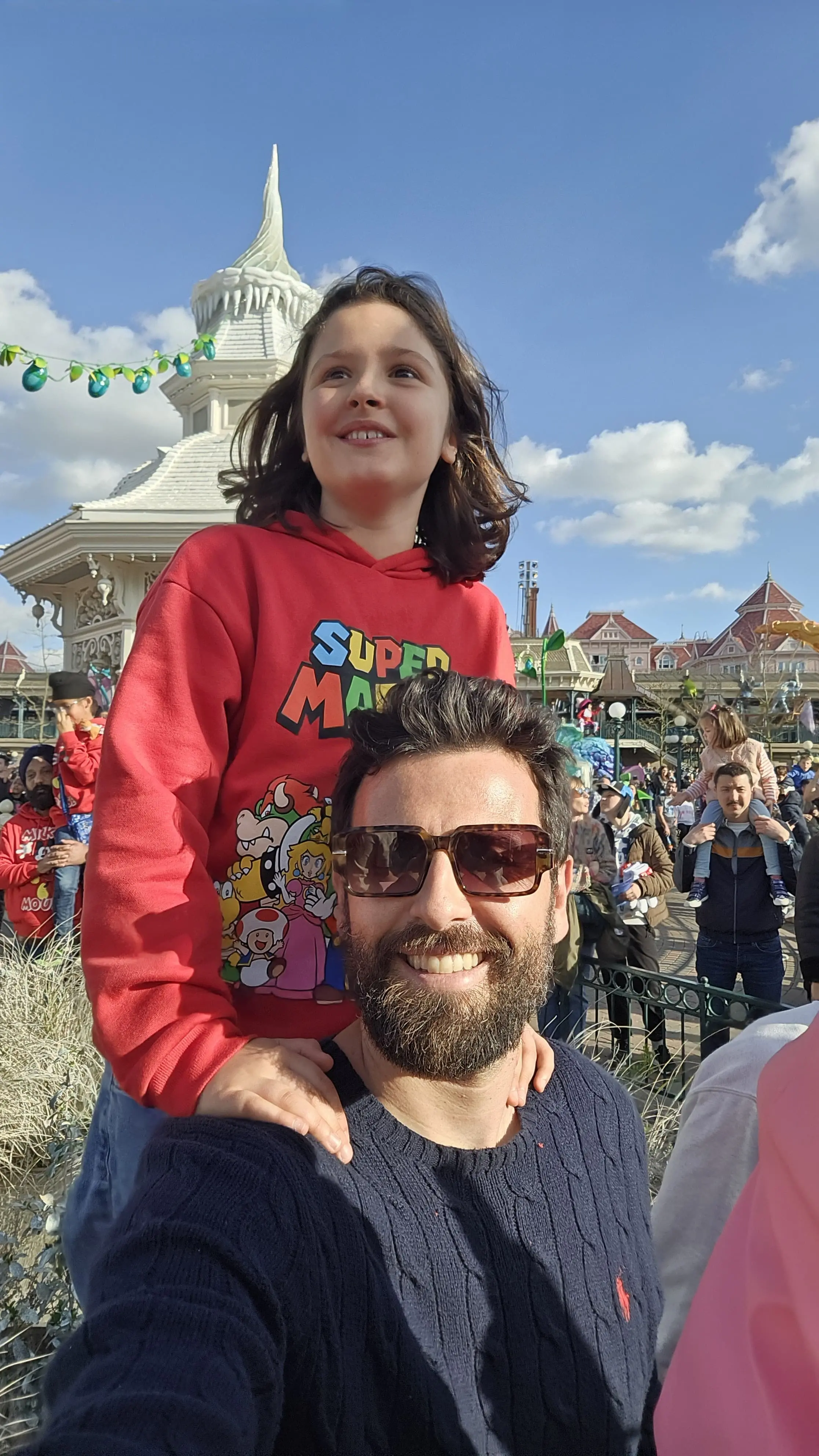pai e filho felizes na disneyland paris