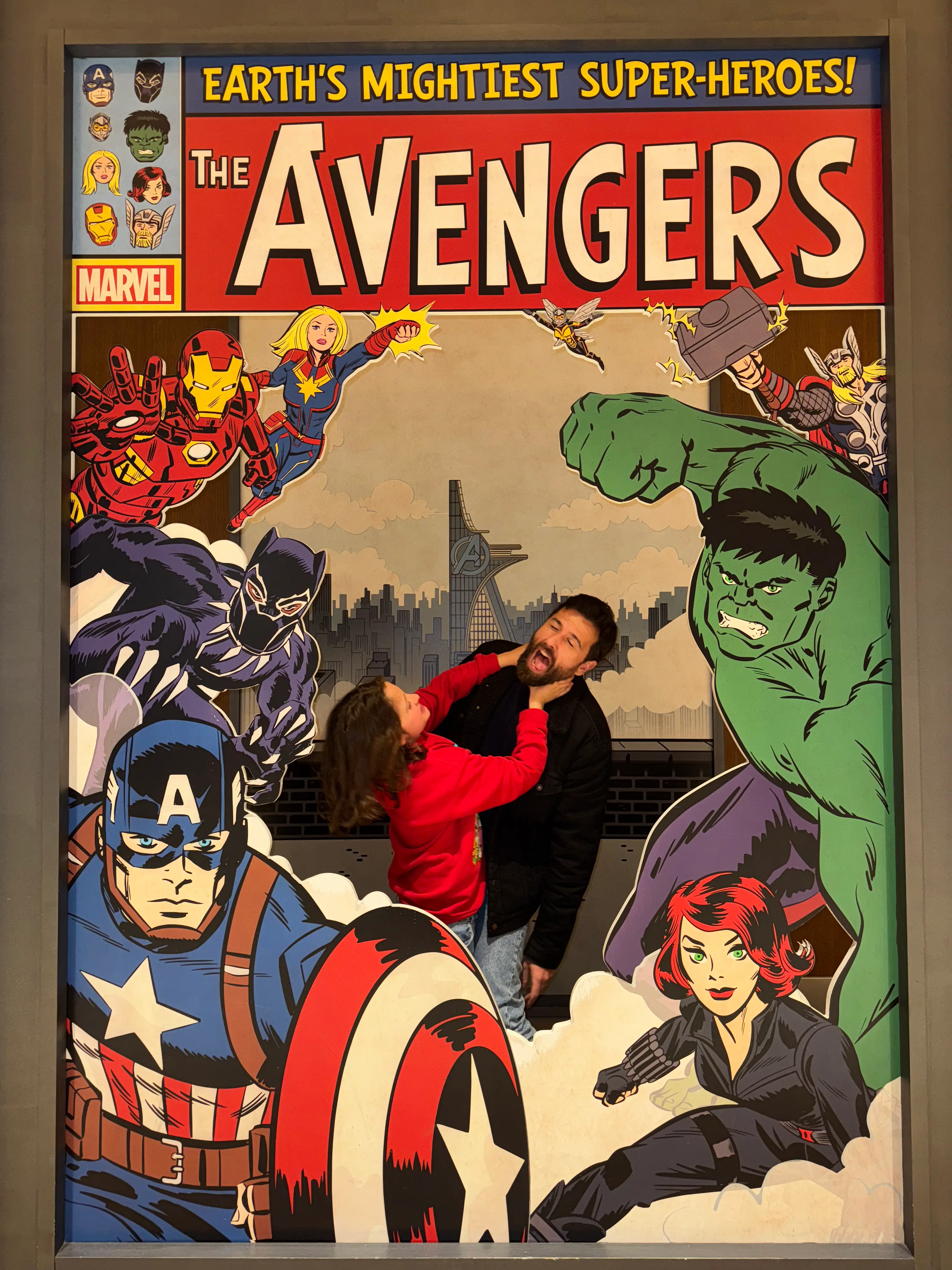 pai e filho no meio de avengers na disney