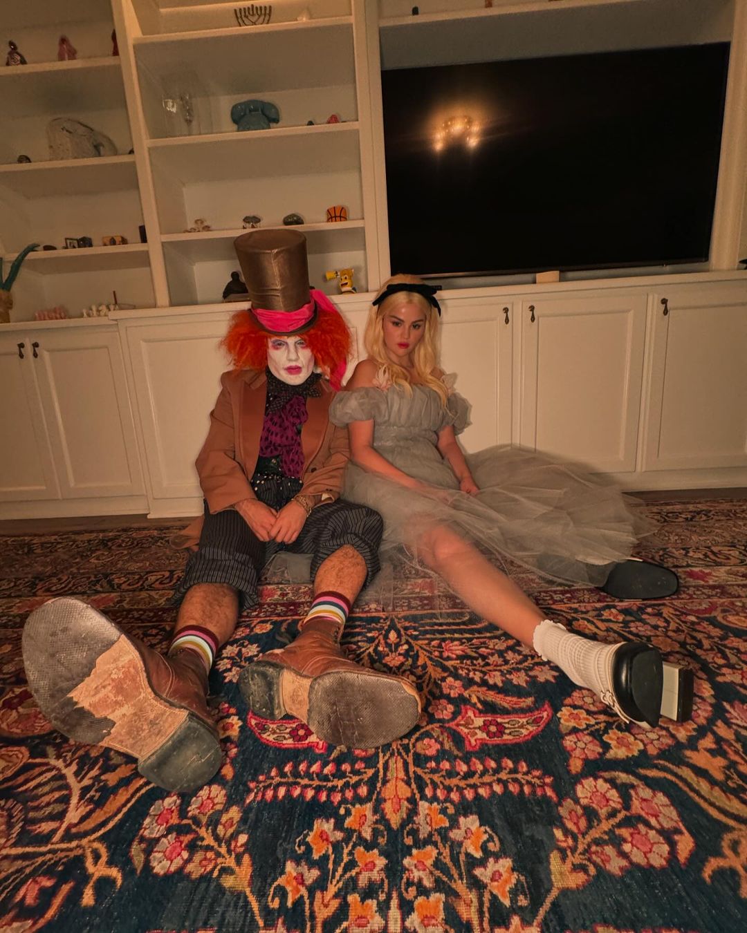 Hottieween 2024: As M&aacute;scaras Mais Bonitas e Sensuais das Celebridades mascara selena gomez alice no pais das maravilhas