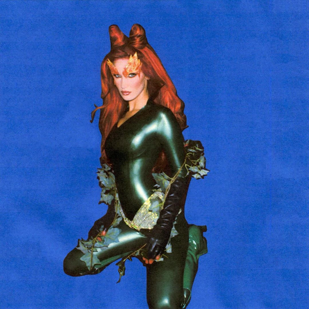 Hottieween 2024: As M&aacute;scaras Mais Bonitas e Sensuais das Celebridades bella hadid poison ivy