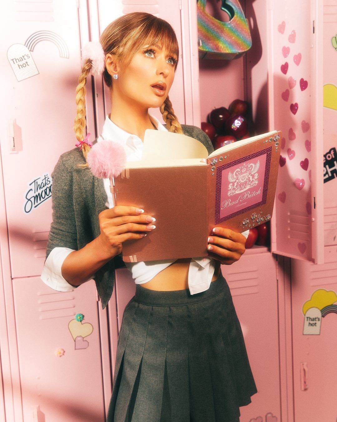 Hottieween 2024: As M&aacute;scaras Mais Bonitas e Sensuais das Celebridades paris hilton