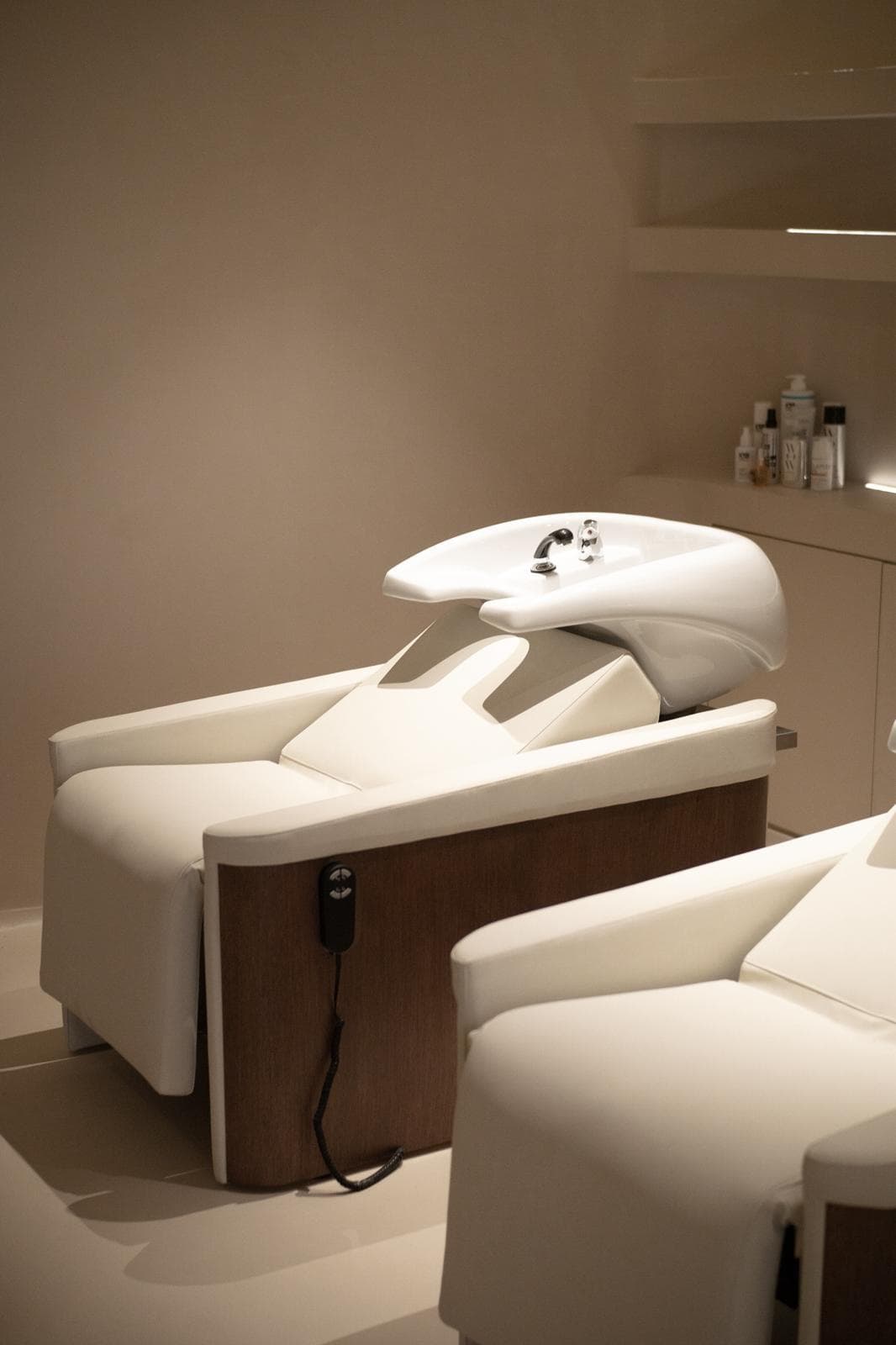Hush Hair Studio com decora&ccedil;&atilde;o minimalista e ambiente elegante