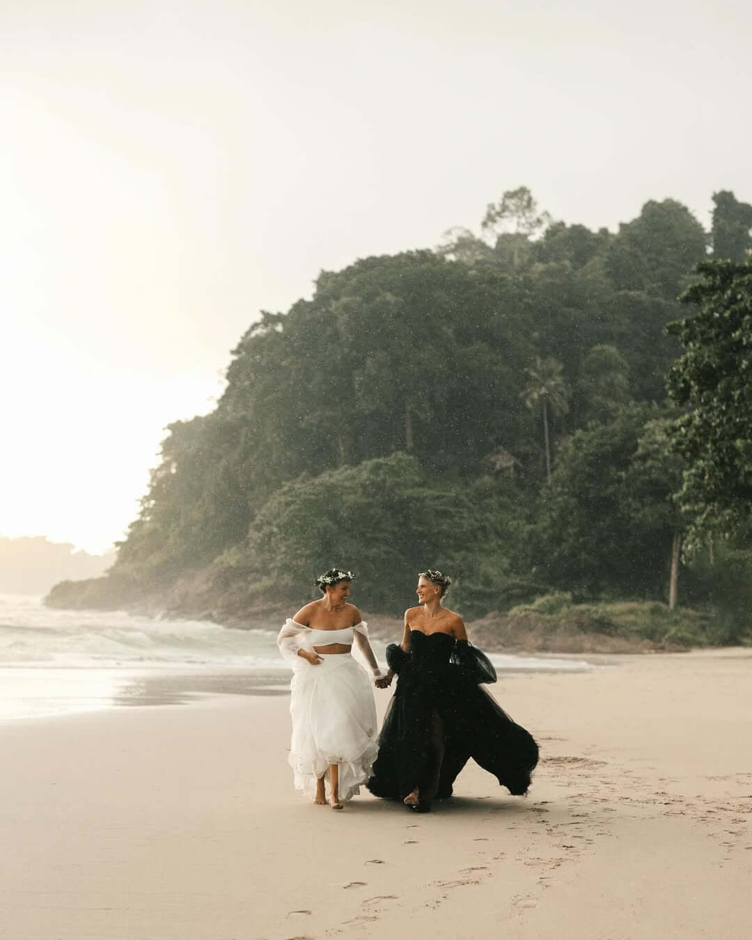 casamento de duas mulheres com vestidos de noiva preto e branco