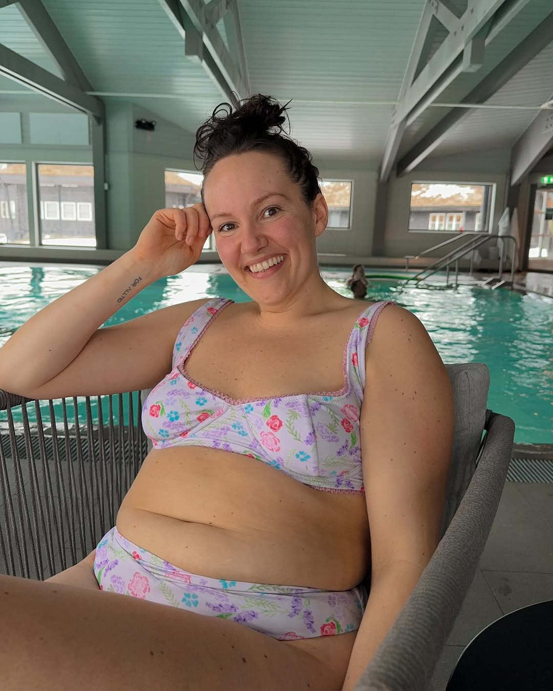 fotografia de uma rapariga a mostrar o seu corpo para empoderamento feminino