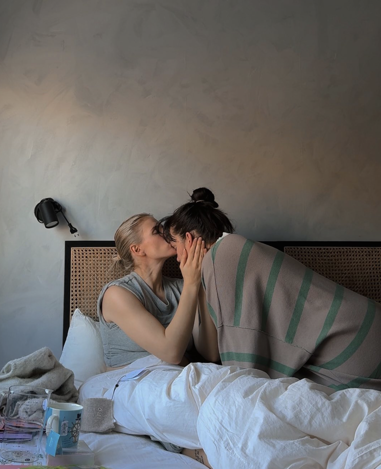 fotografias de casal d duas mulheres beijinho na testa