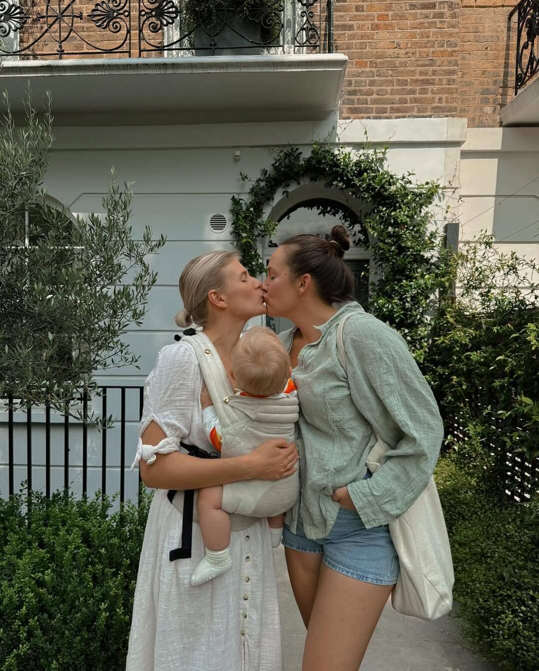 familia de duas mulheres feliz