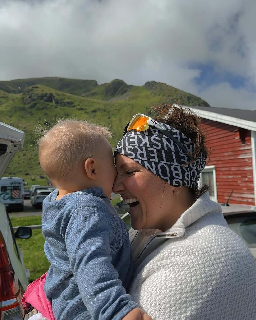 m&atilde;e e filho felizes n uma quinta