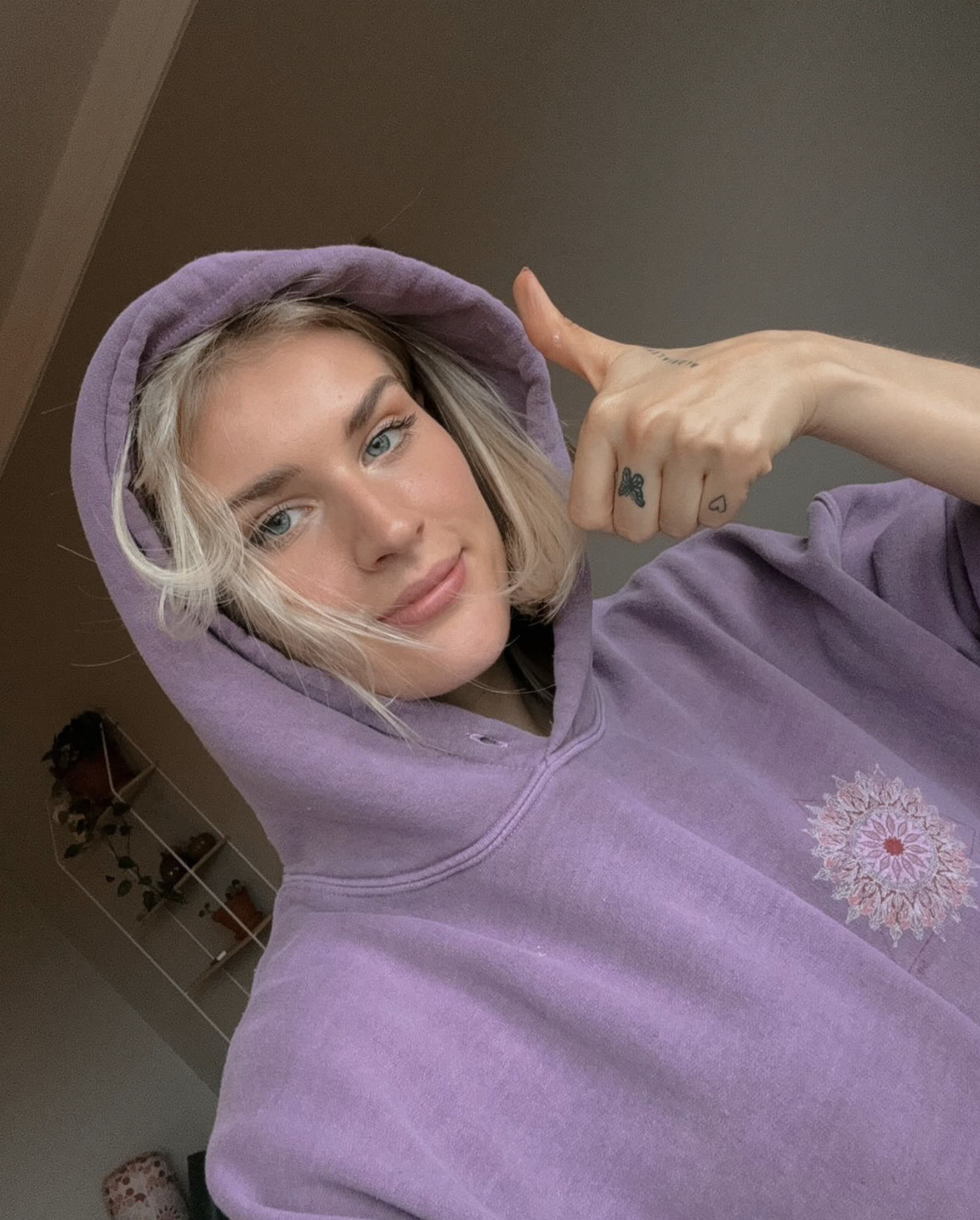 rapariga feliz a dar um fixe com a m&atilde;e e de capucho