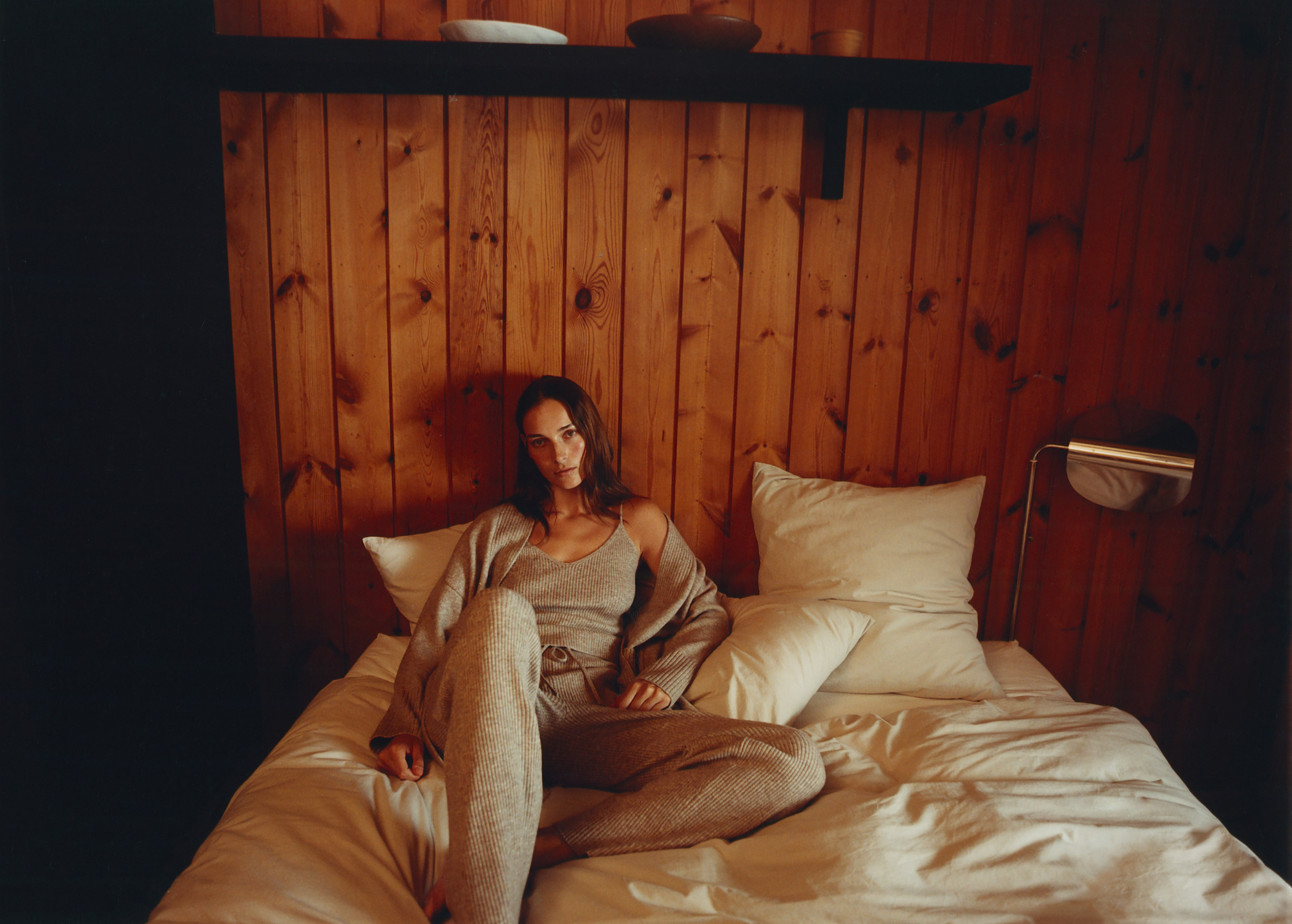 Envolve-te em Conforto: Descobre a Nova Coleção Mango Home cama por fazer rapariga pijama