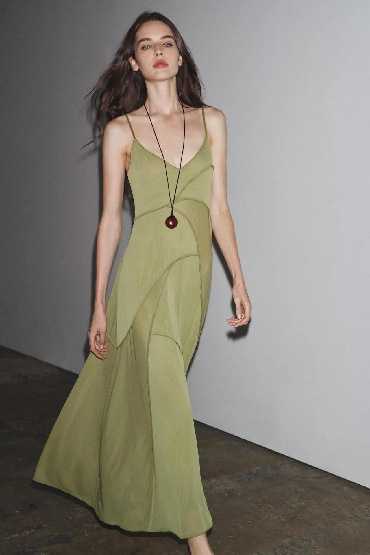modelo morena cabelo comprido boho colar comprido vestido verde