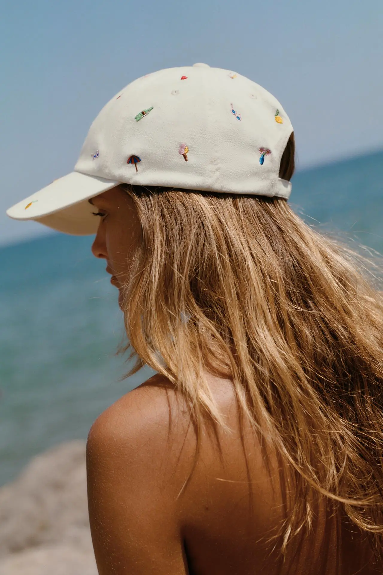bon&eacute; branco com bordados zara modelo na praia cabelo solto