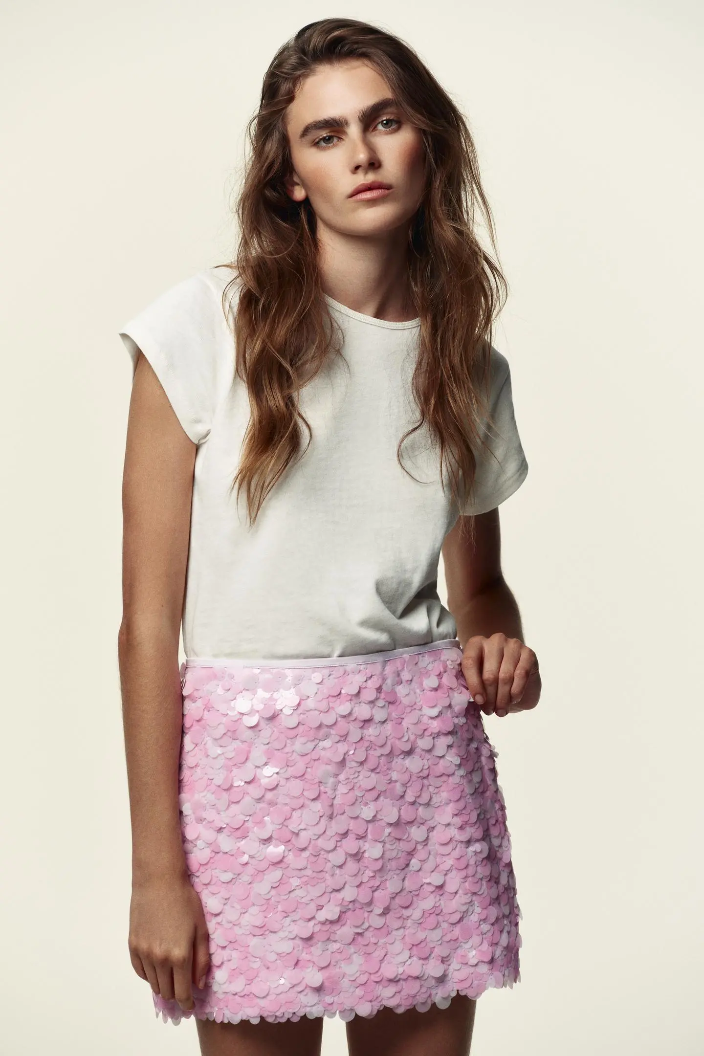 saia lantejoulas zara cor de rosa modelo morena t-shirt branca