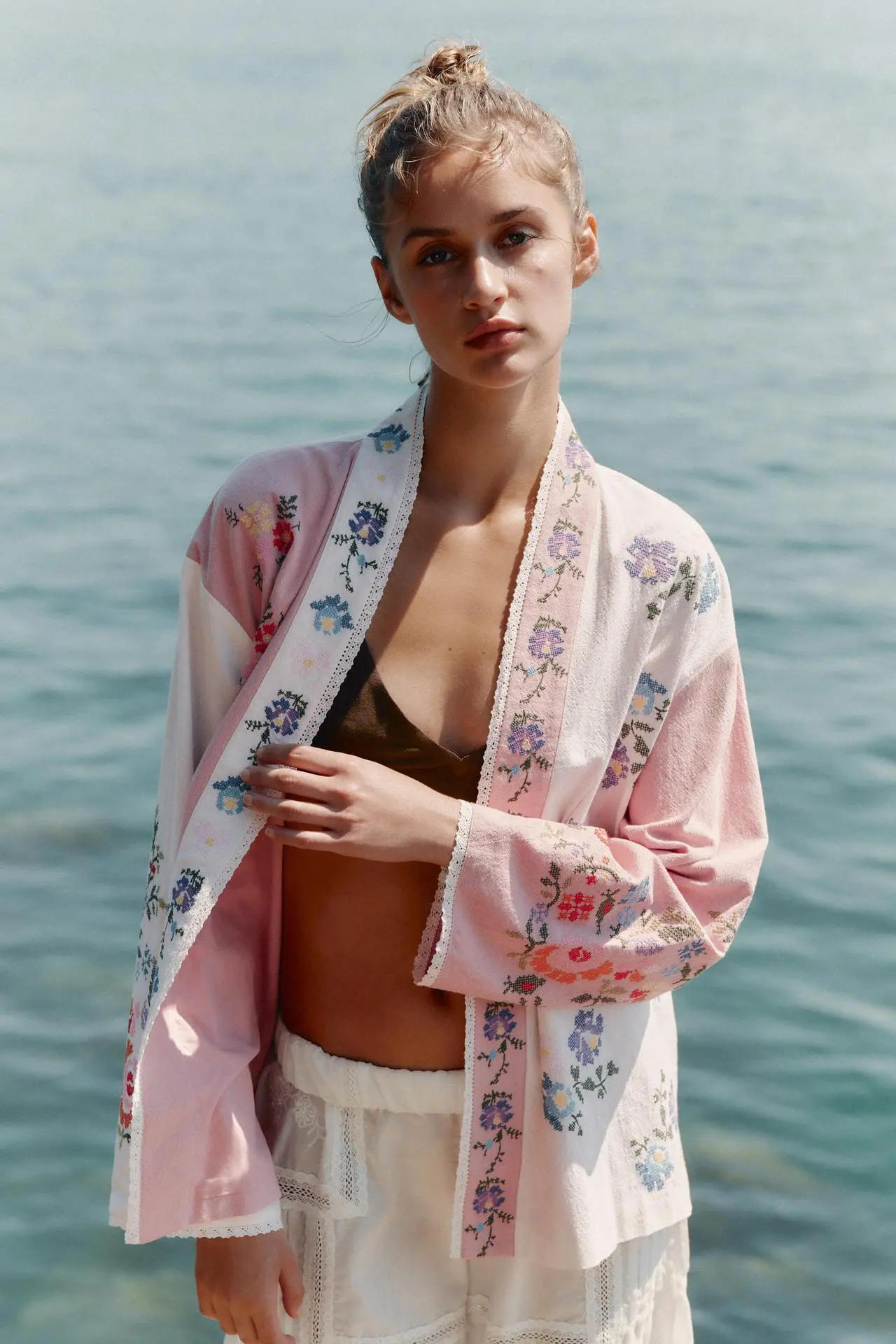 modelo praia mar atrás kimono bordado