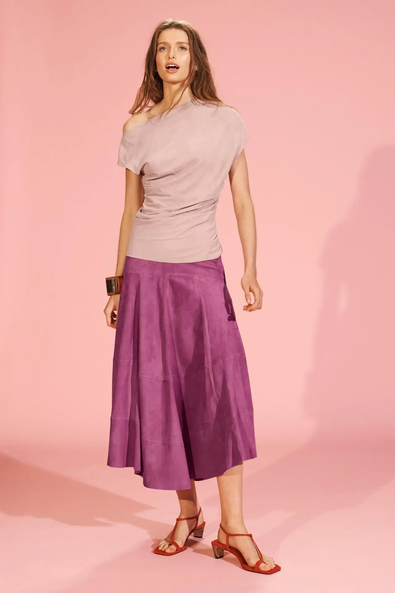 saia pele roxo zara modelo com top saia e sandálias boho