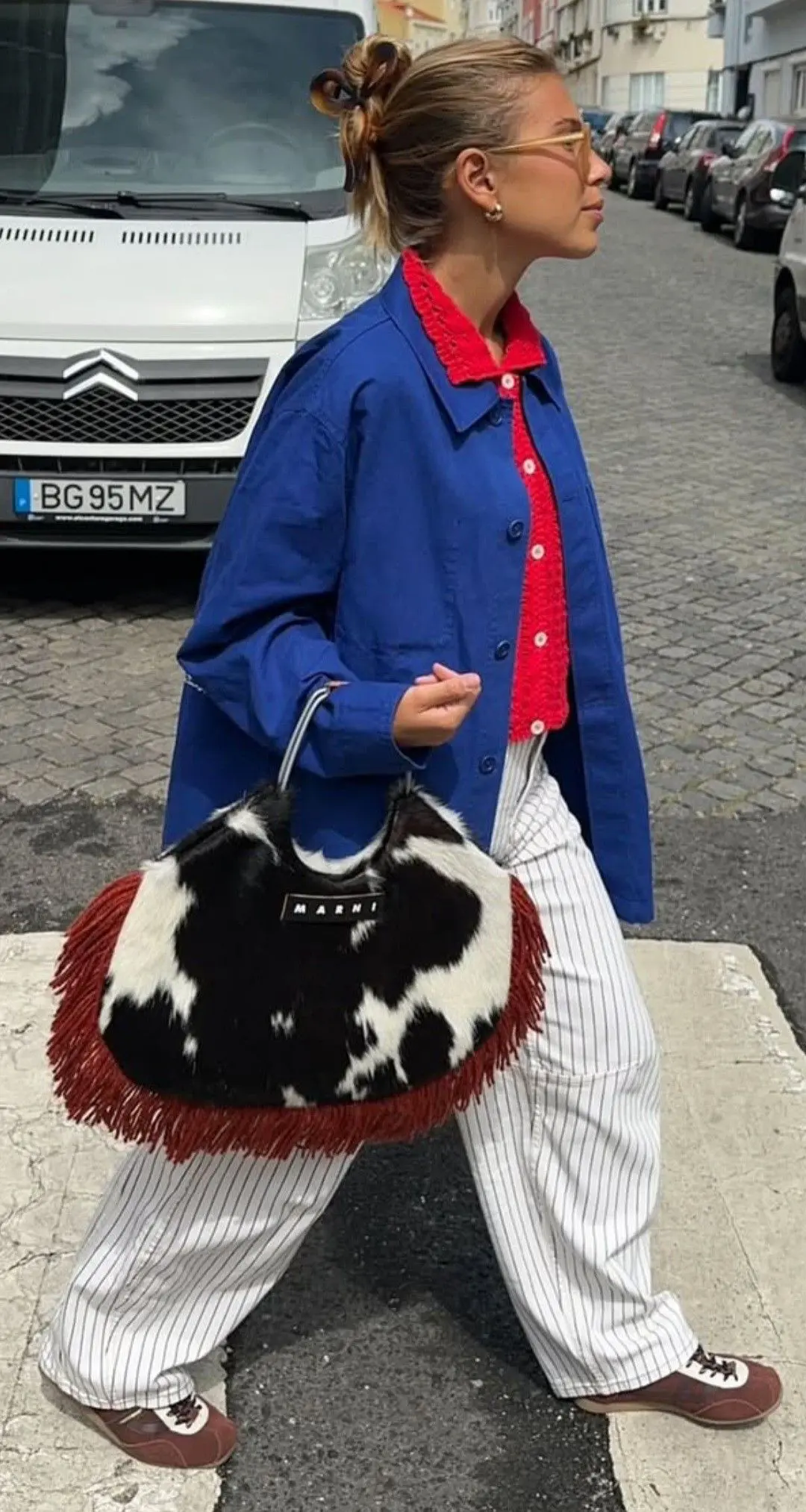 look urbano Portuguese girlies com roupa leve e acessórios marcantes