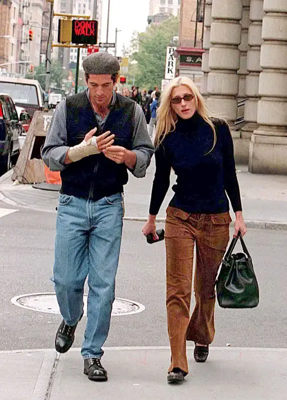 Carolyn Bessette-Kennedy e John F. Kennedy Jr. numa imagem icónica de estilo