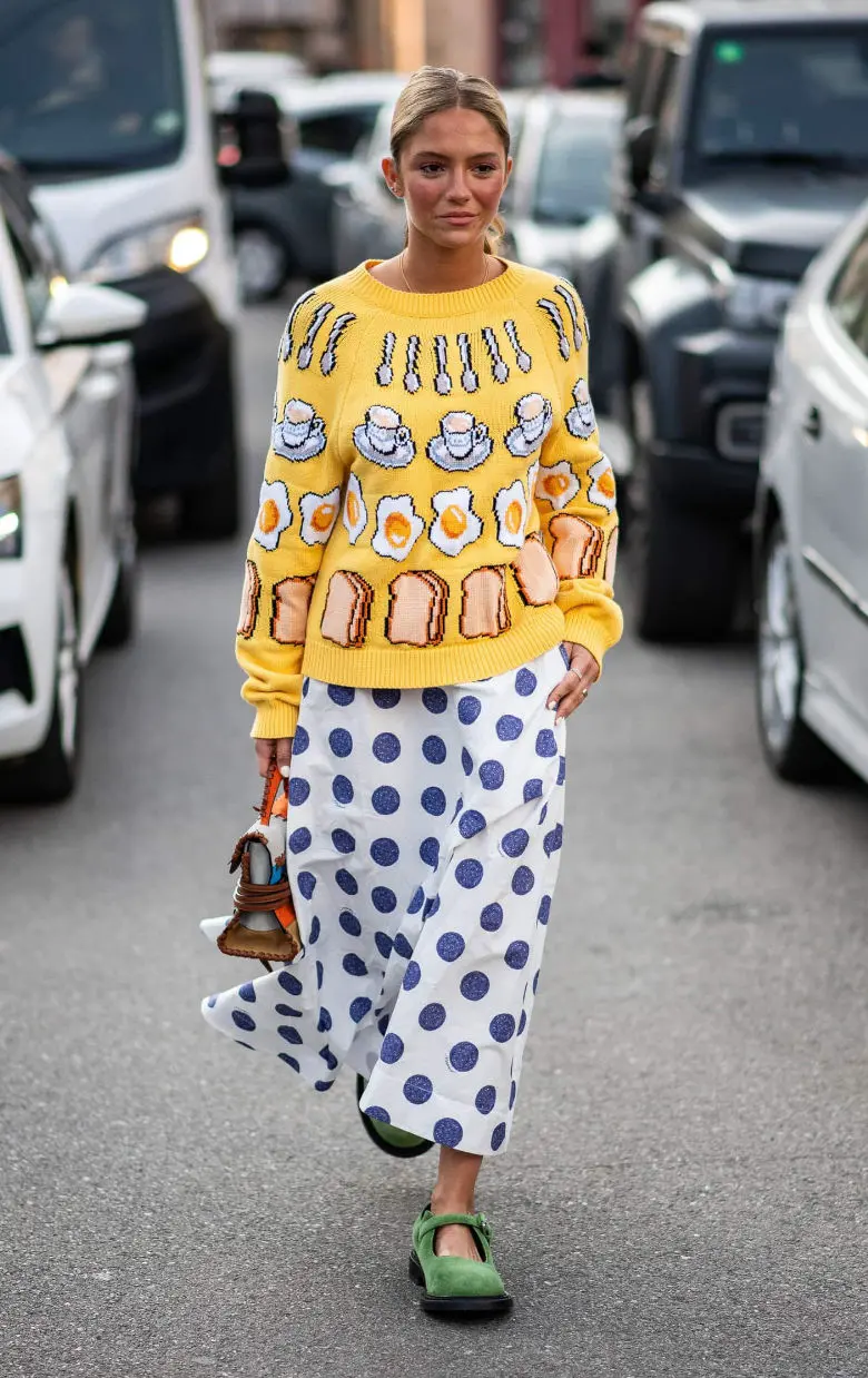 street style Portuguese girlies com mistura de padrões e acessórios