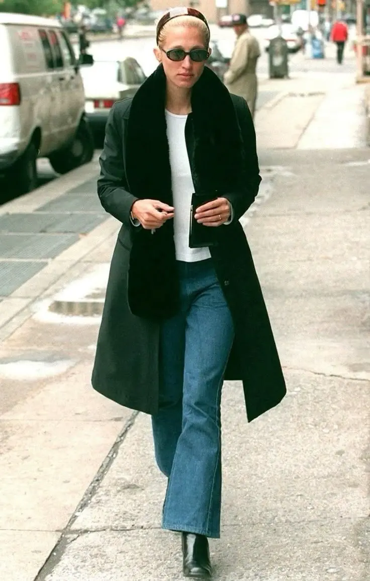Fotografia de Carolyn Bessette-Kennedy ligada ao fascínio pelo estilo sem excesso