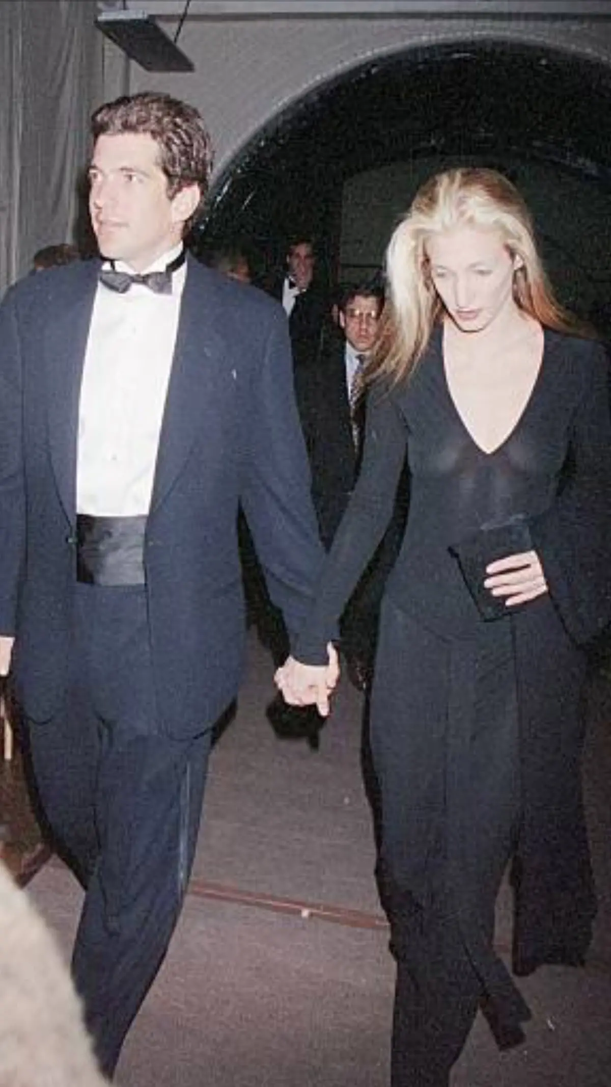 Casal Carolyn Bessette-Kennedy e John F. Kennedy Jr. com estética intemporal