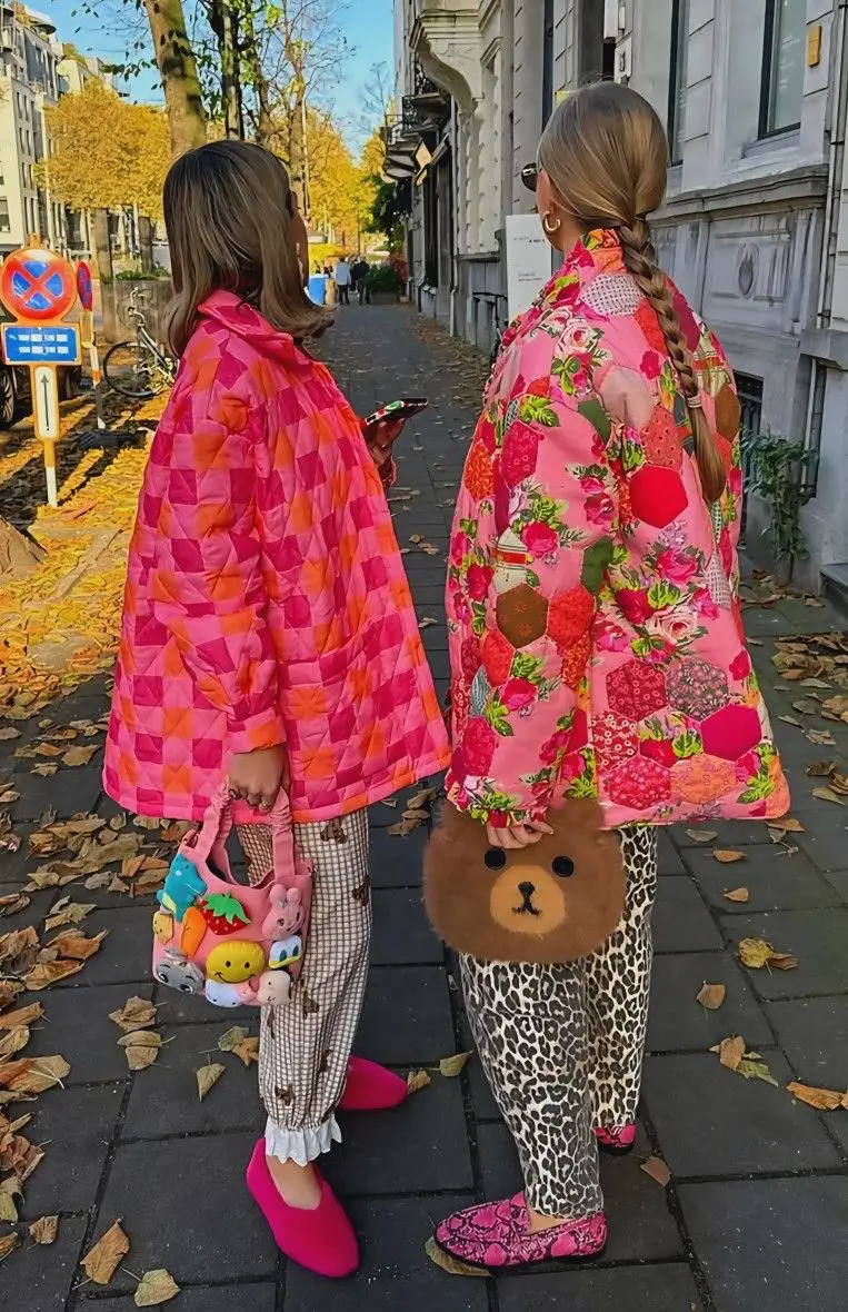 roupa Portuguese girlies com apontamentos de cor, lenço e acessórios