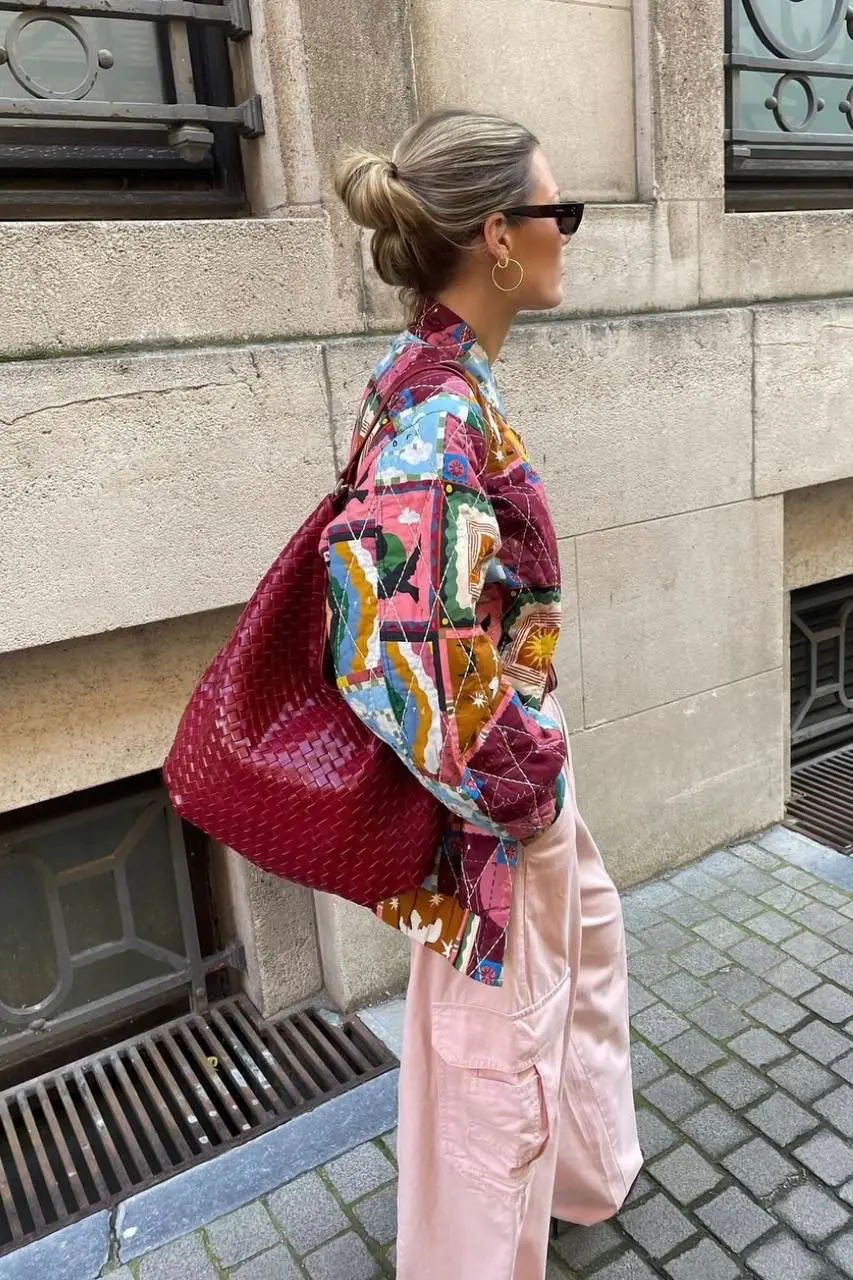 roupa inspirada nas Portuguese girlies com mistura de texturas e acessórios