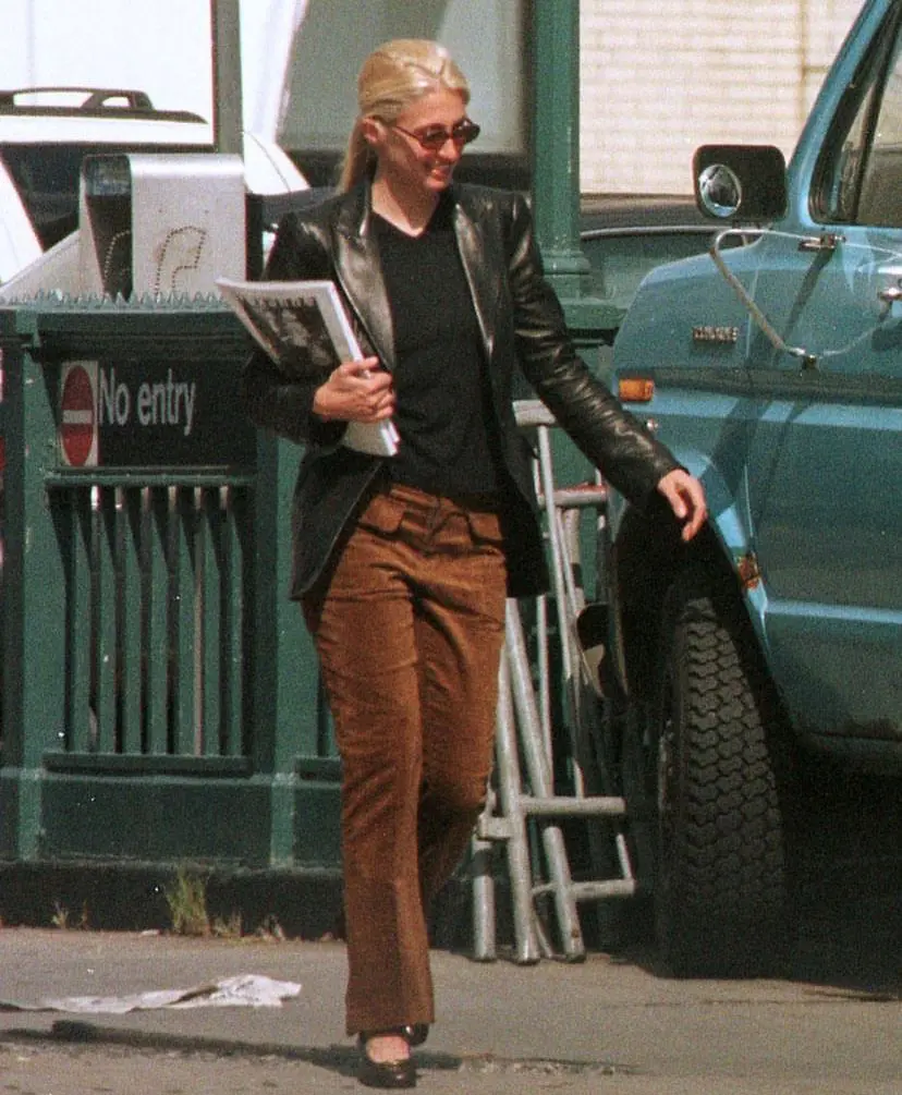 Carolyn Bessette-Kennedy com casaco escuro e imagem icónica dos anos 90