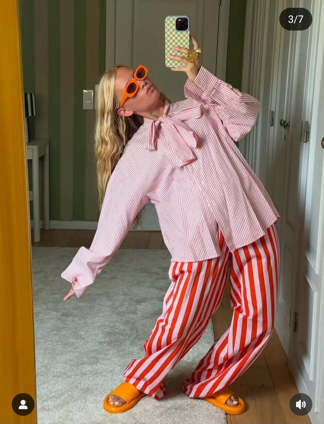 estilo Portuguese girlies com mistura de padrões, cor e acessórios