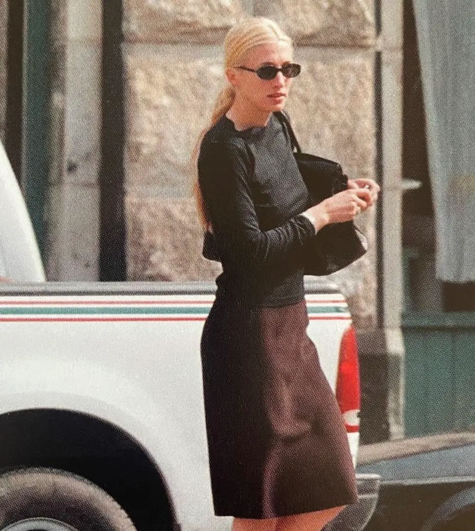 Carolyn Bessette-Kennedy com look neutro e elegância sem esforço