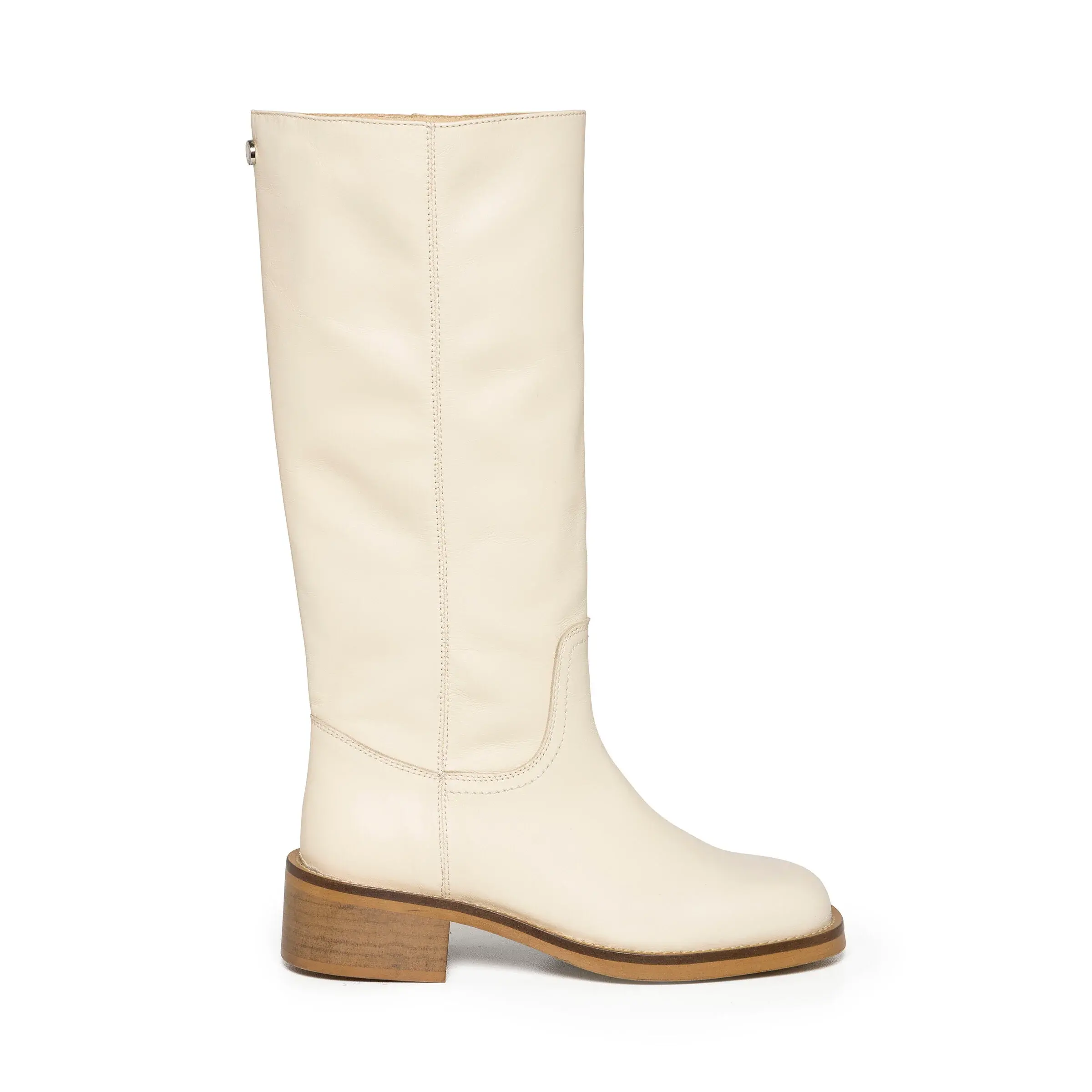 Eleva o teu estilo sem esforço com as botas RIGGS. Com a sua biqueira quadrada e design elegante, estas botas logo abaixo do joelho são indispensáveis para qualquer pessoa que se preocupa com a moda. Estas botas intemporais proporcionam conforto e sofisticação, tornando-as o complemento perfeito para qualquer roupa. steve madden