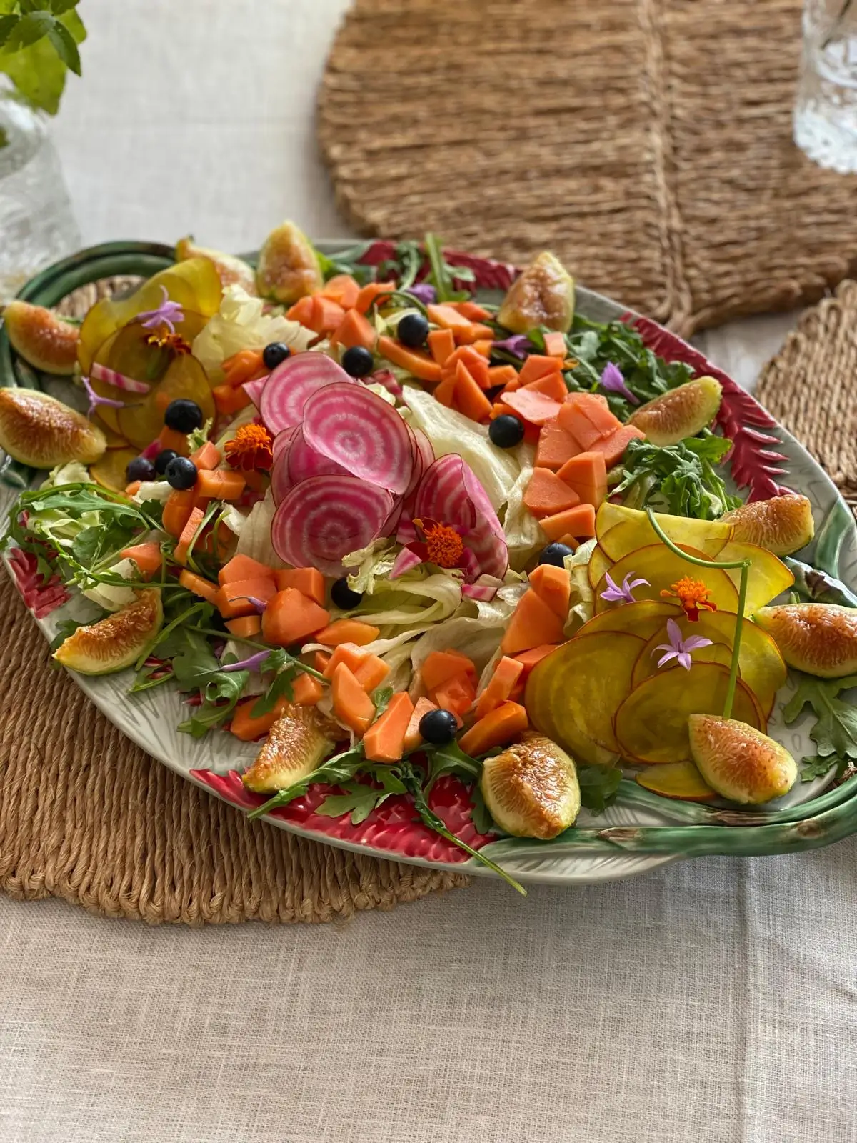 Salada de Carpaccio de Beterraba com Alface Iceberg, Rúcula, Papaia, Mirtilos e Figos prato mesa verão