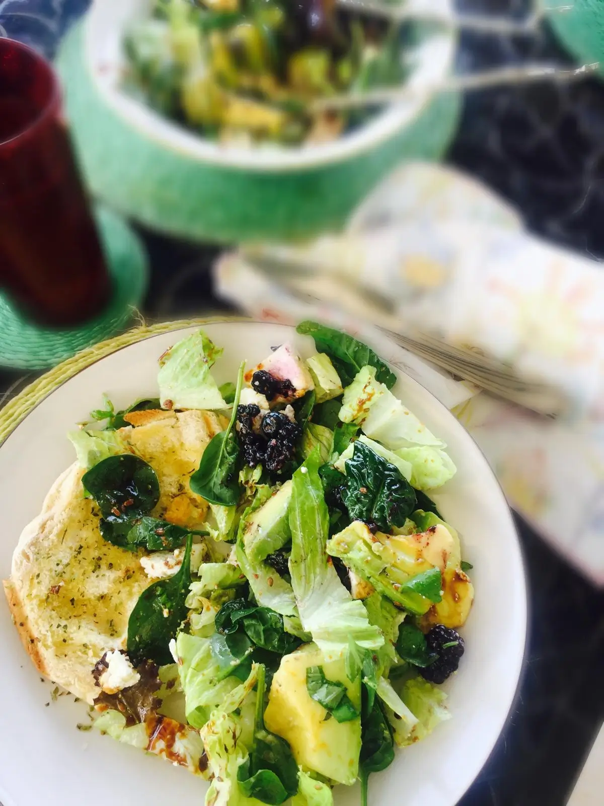 Salada de Húmus com Alface Iceberg, Espinafres, Requeijão de Cabra, Mirtilos e Amoras prato comida crua v erão