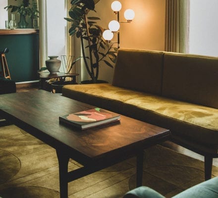 The Vintage Lisbon & Blue Bistrot: A Noite Perfeita em Lisboa artigo revista mesa sofa