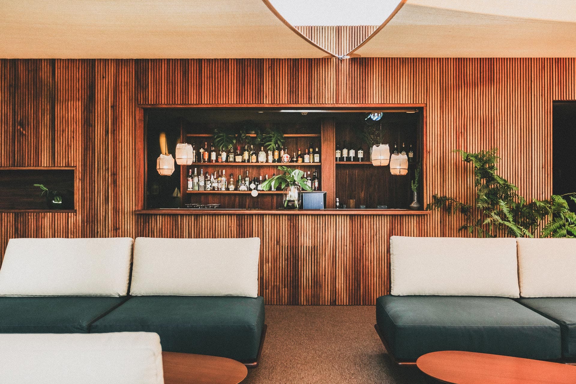 The Vintage Lisbon & Blue Bistrot: A Noite Perfeita em Lisboa decora&ccedil;&atilde;o bar sof&aacute;s