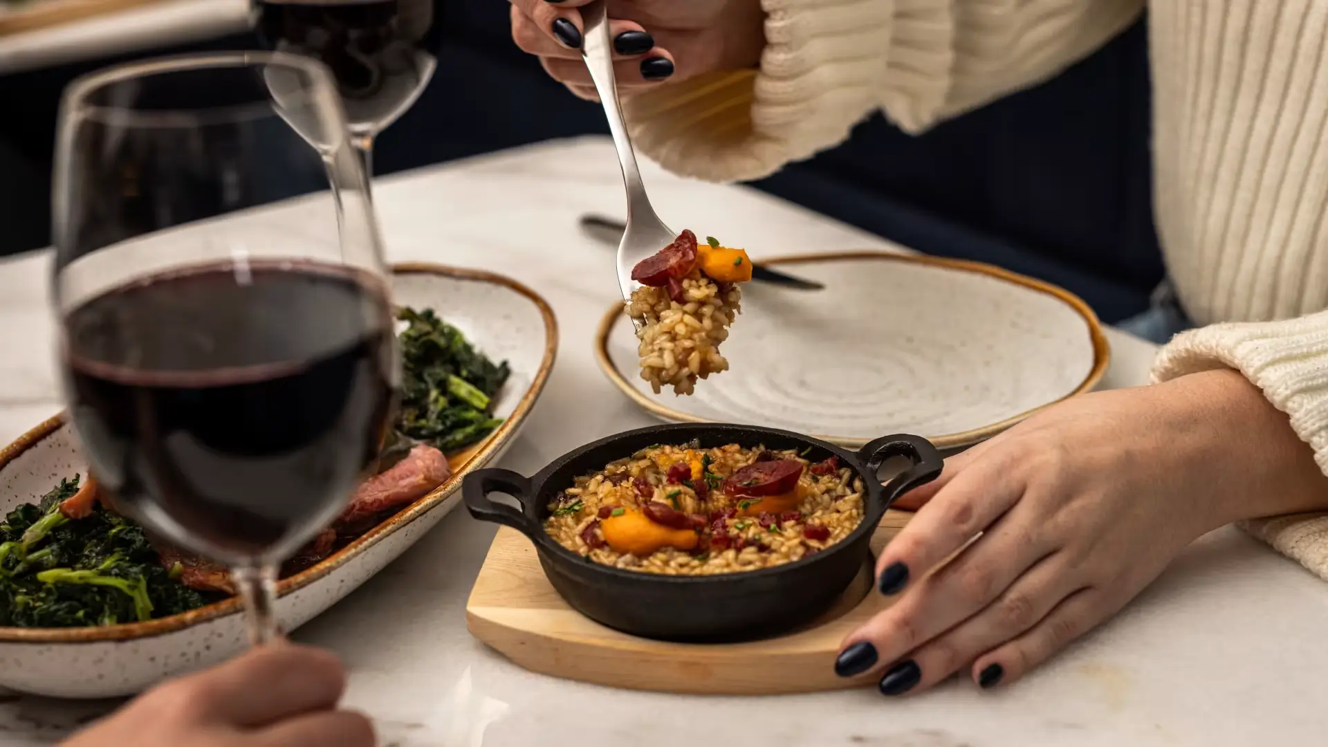 The Vintage Lisbon & Blue Bistrot: A Noite Perfeita em Lisboa entrada e copo de vinho